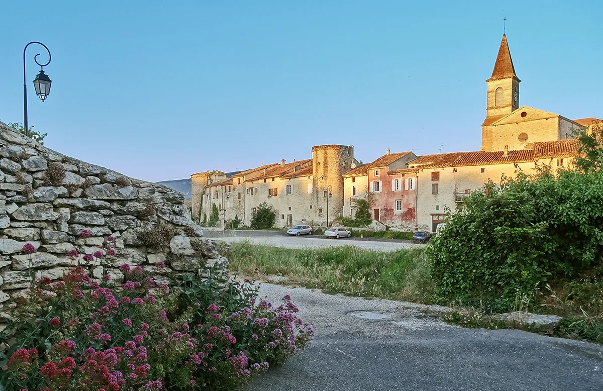 Photo showing: TAULIGNAN is a circular medieval walled village in the "Drôme Provençal".