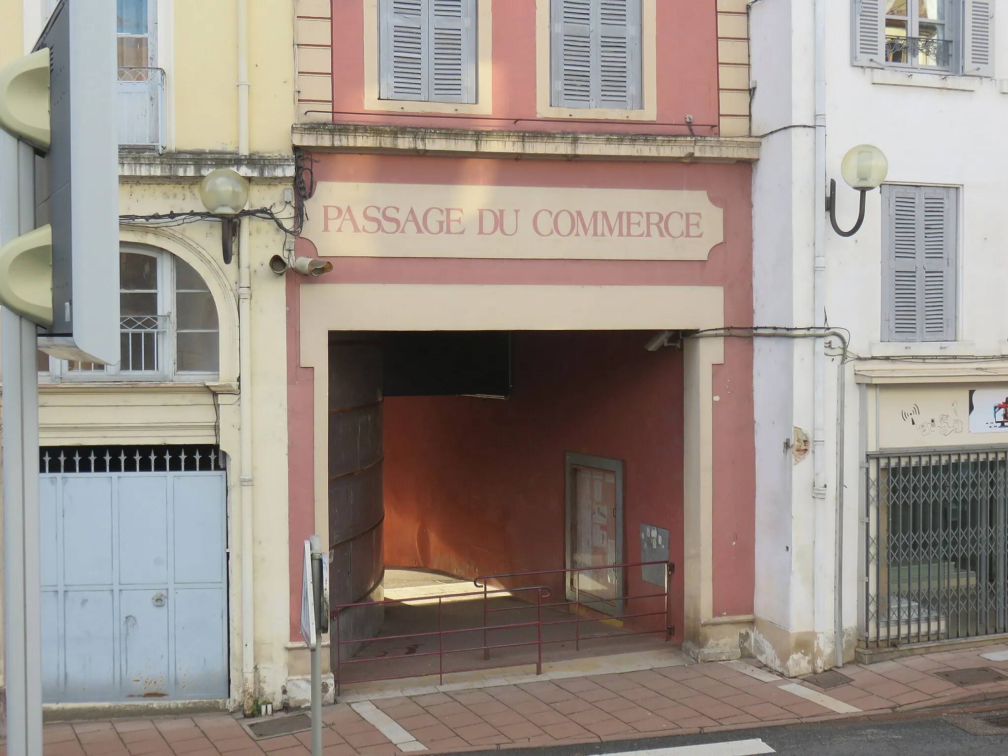 Photo showing: Passage du Commerce à Thizy (commune de Thizy-les-Bourgs, Rhône, France).