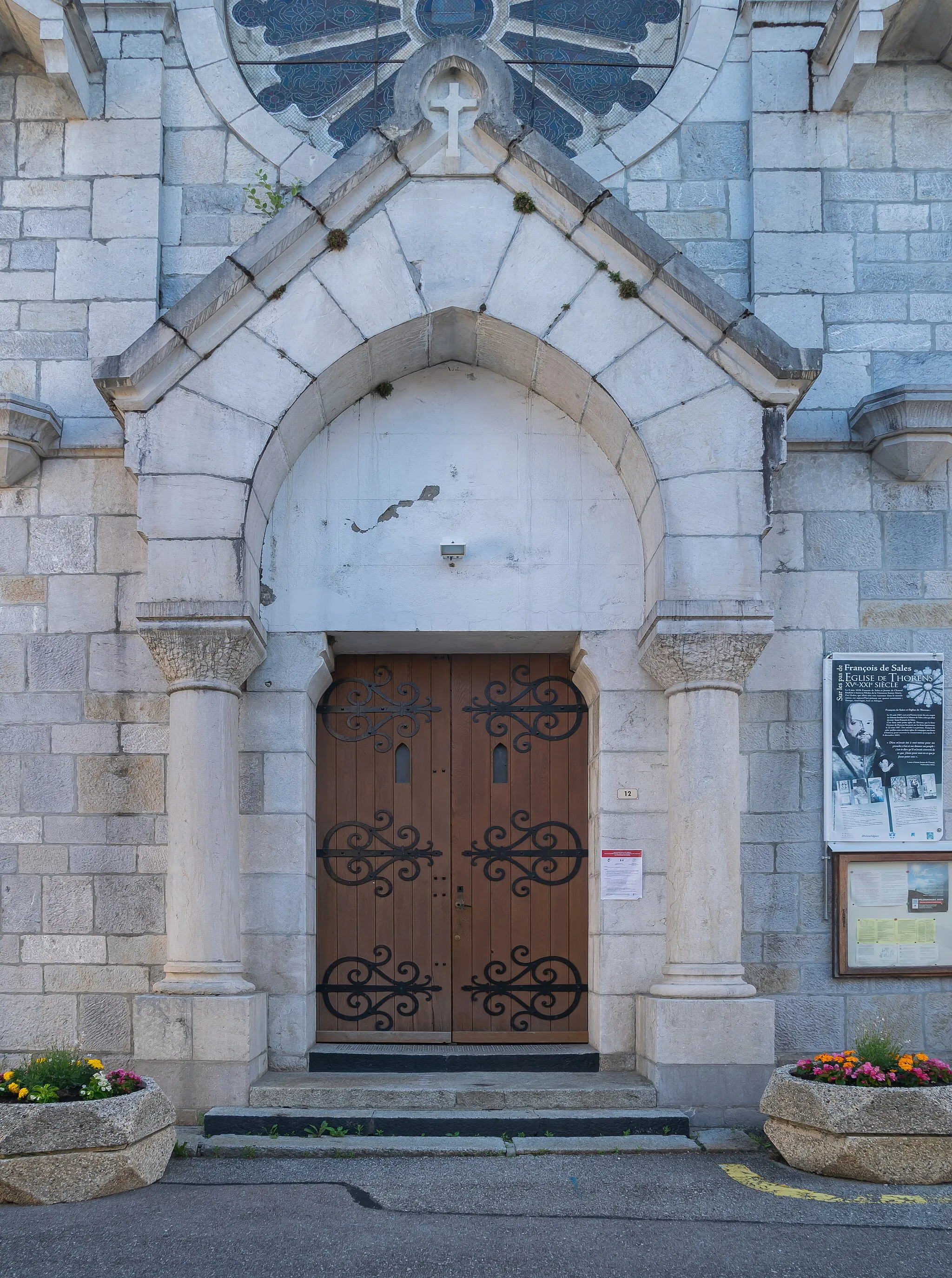 Photo showing: Portal of the Saints Maurice and Francis de Sales church in Thorens-Glières, Haute-Savoie, France