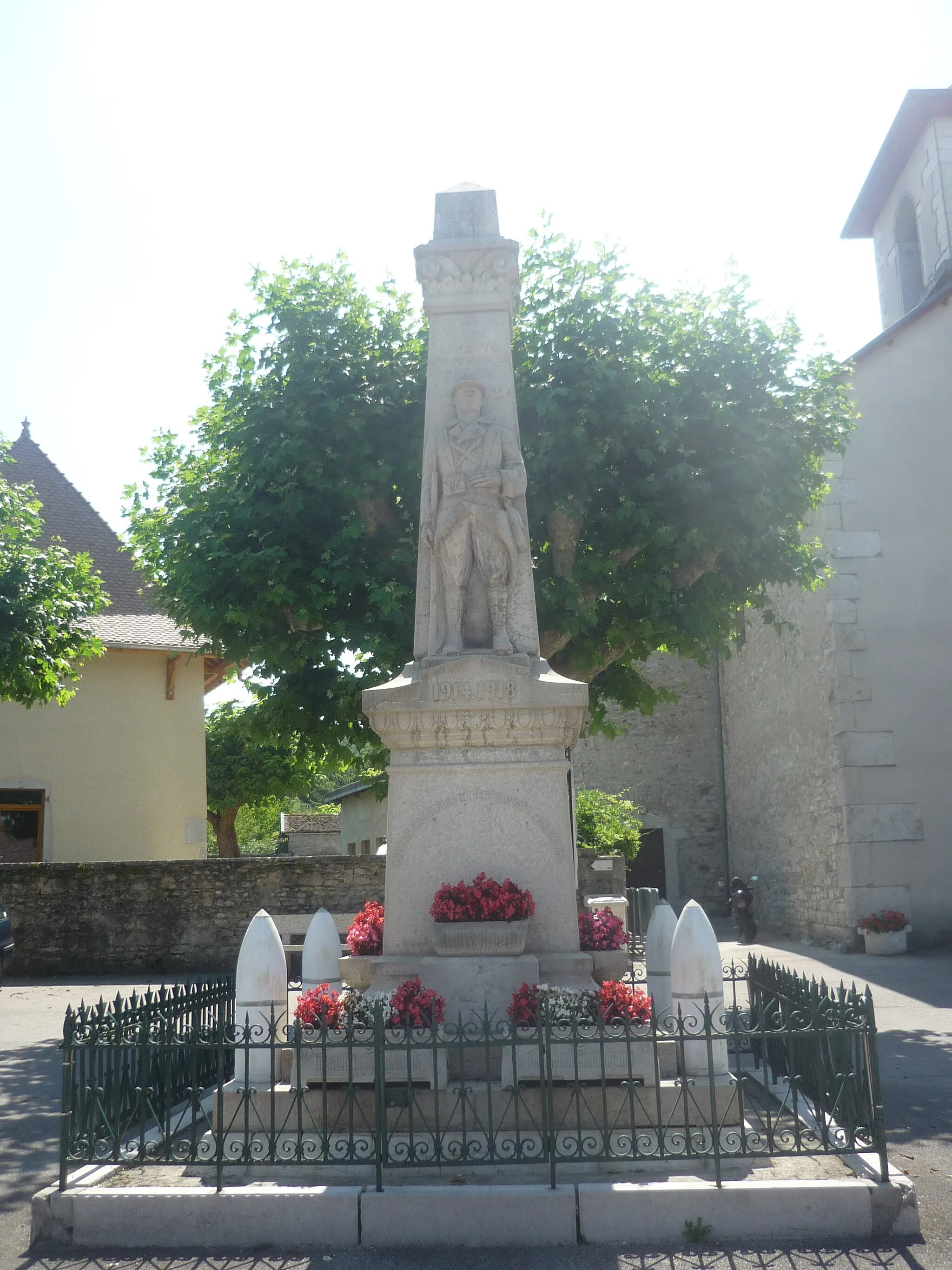 Photo showing: Monument aux morts du village de Veyrins, sur la commune de Veyrins-Thuellin dans le département de l'Isère