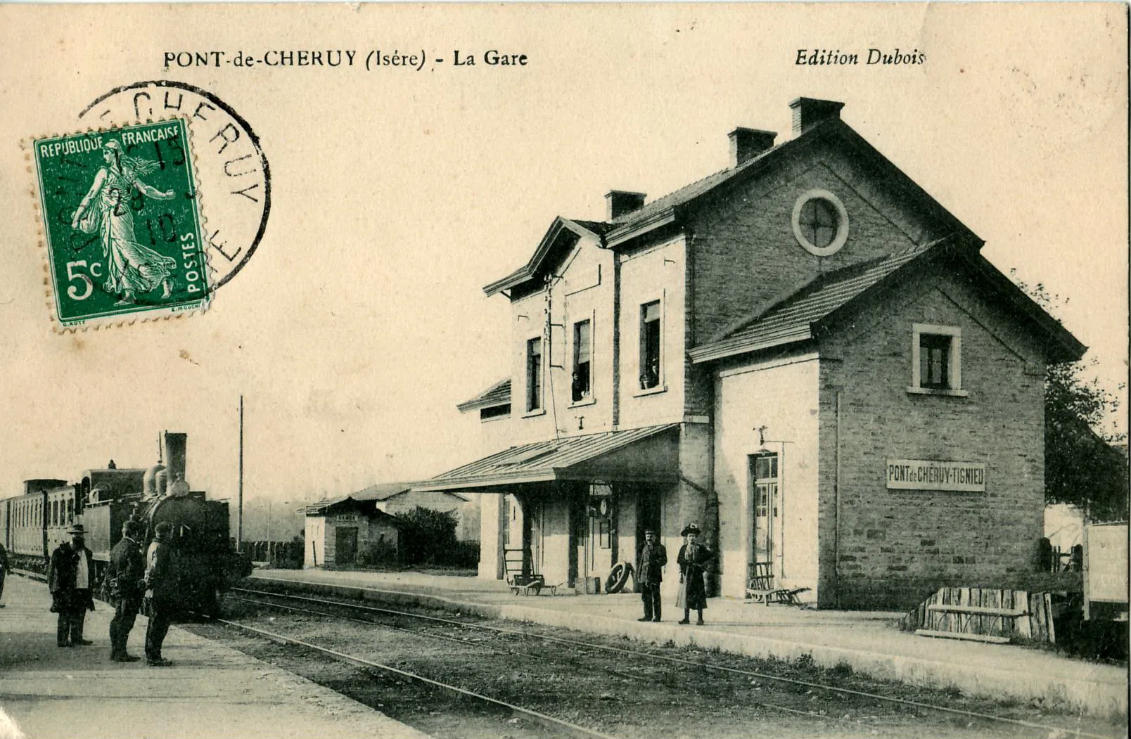 Photo showing: Carte postale ancienne éditée par Dubois Pont-de-Chéruy : La gare (du Chemin de fer de l'Est de Lyon