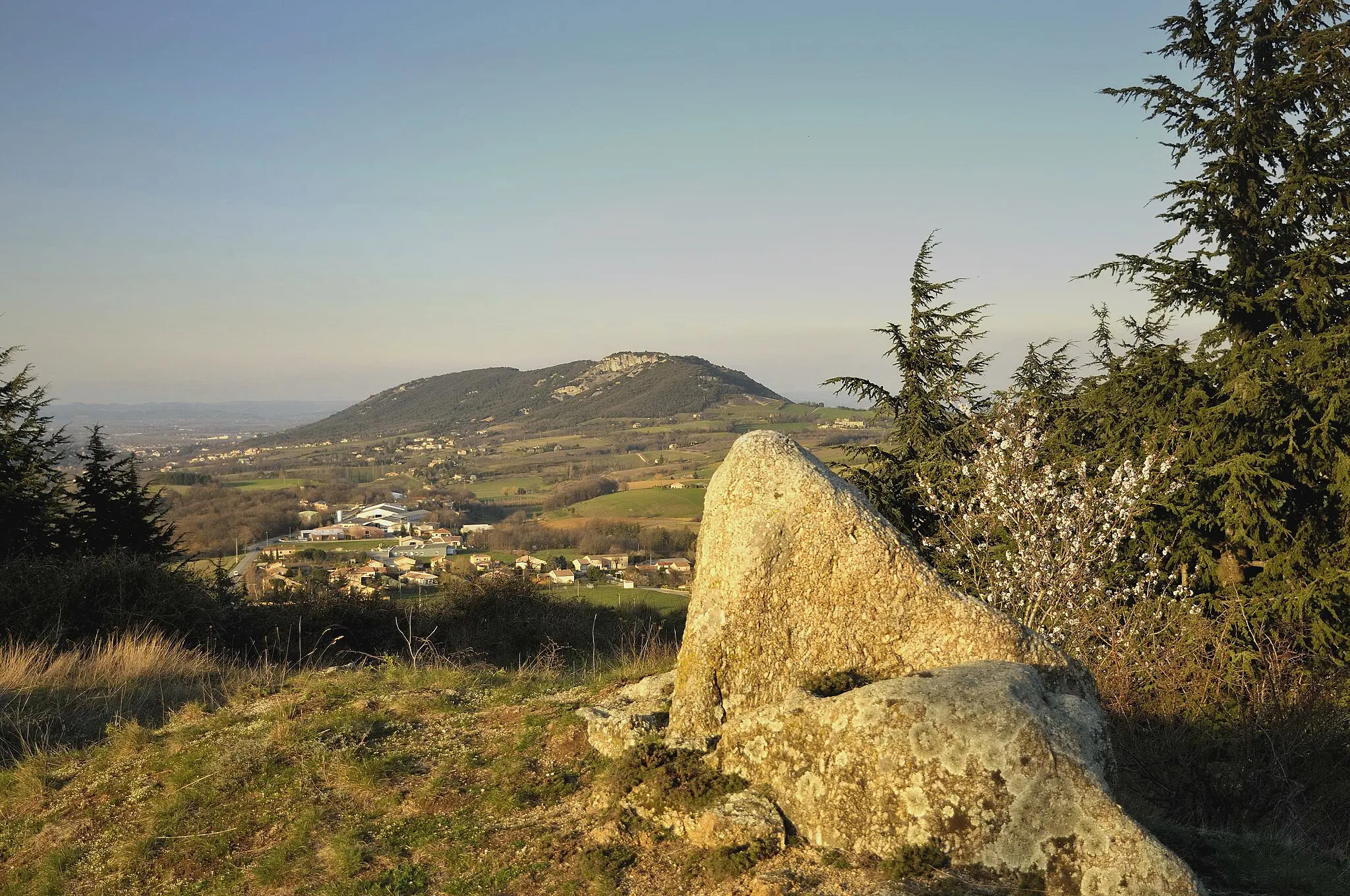 Photo showing: vue sur le massif de Crussol