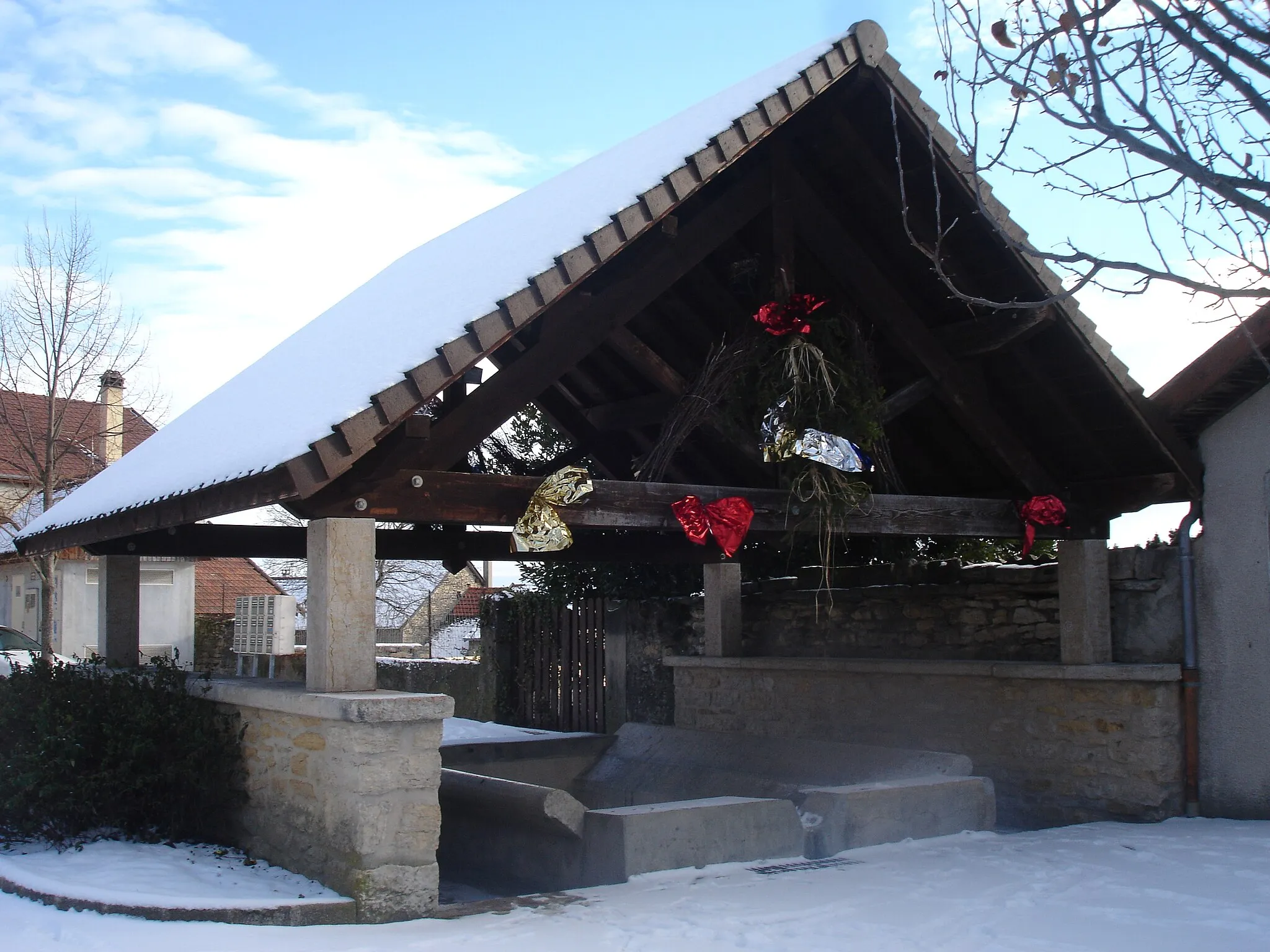 Photo showing: Trept (Isère): le lavoir sur la place du haut du village