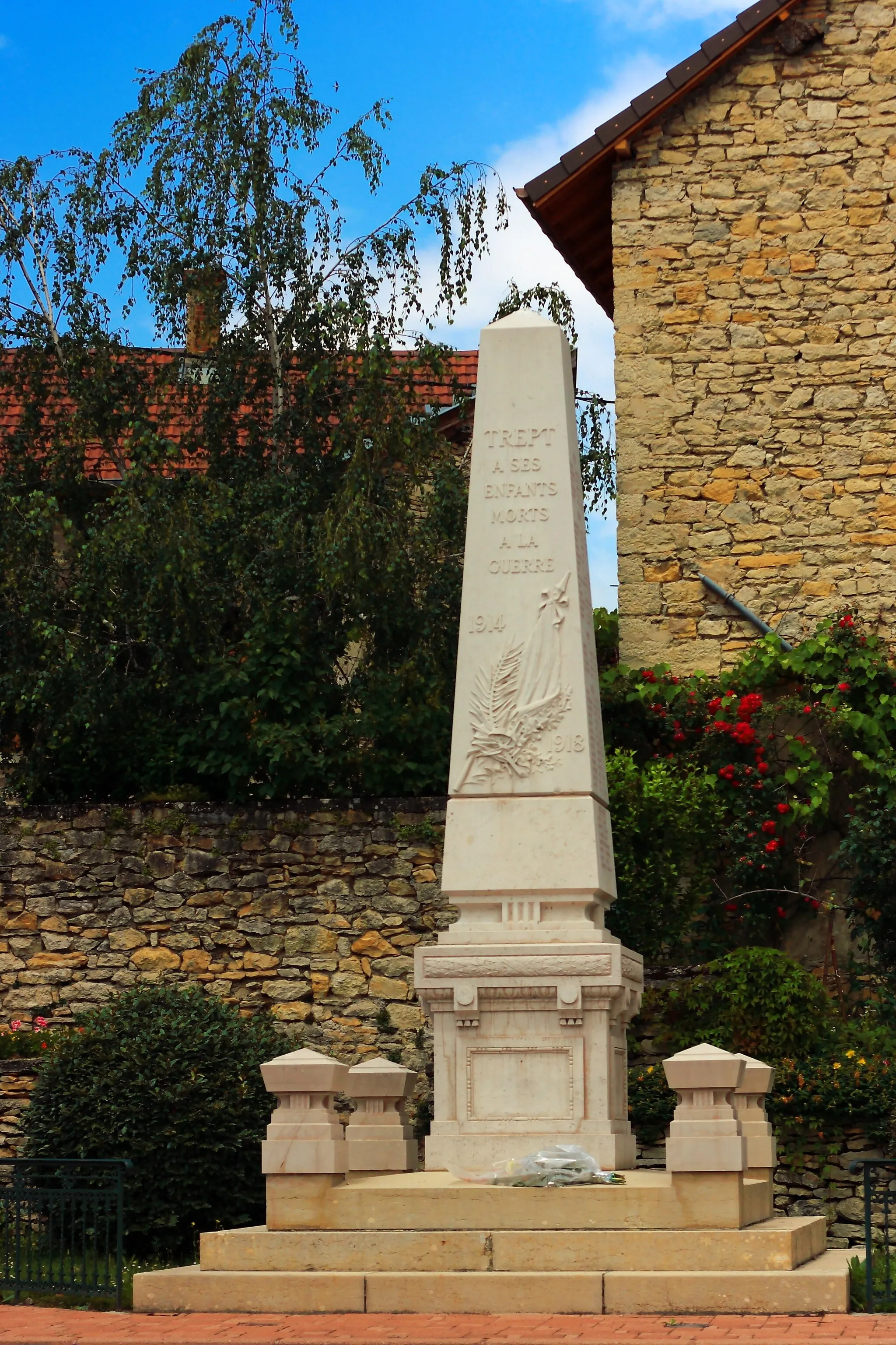 Photo showing: Monument Trept, A ses enfants morts à la guerre.