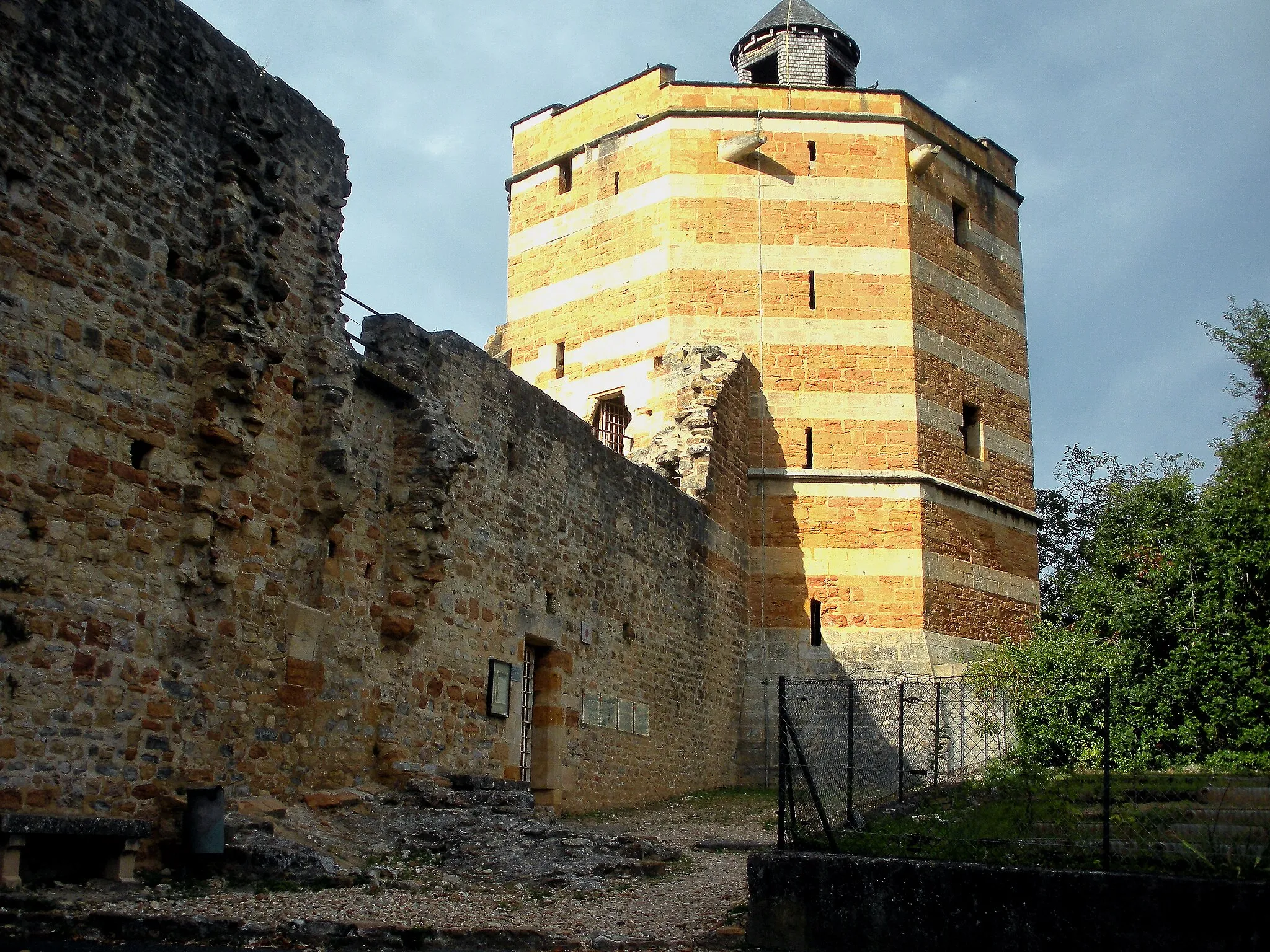 Photo showing: les remparts