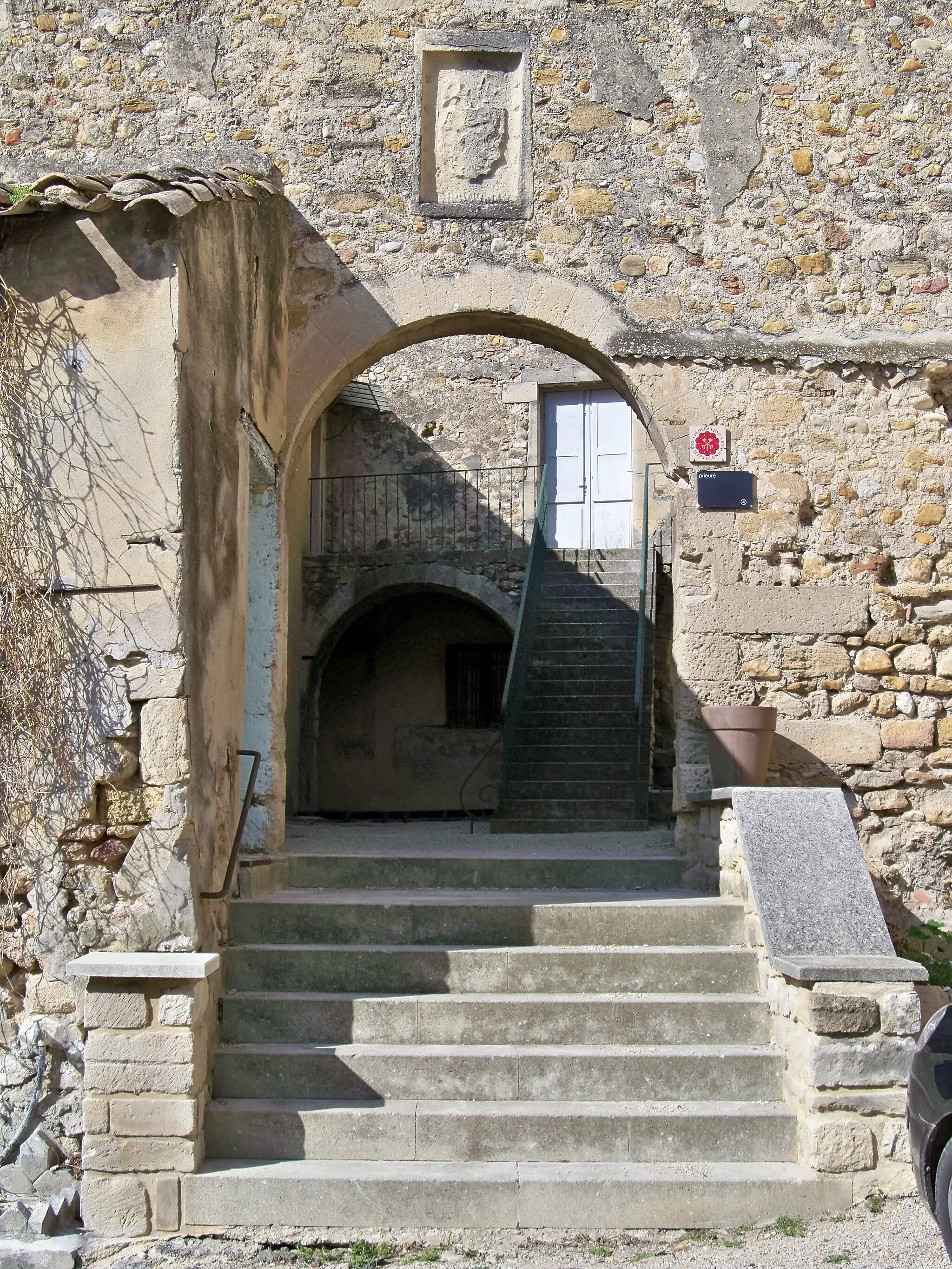 Photo showing: entrée du prieuré clunisien de Tulette (26)