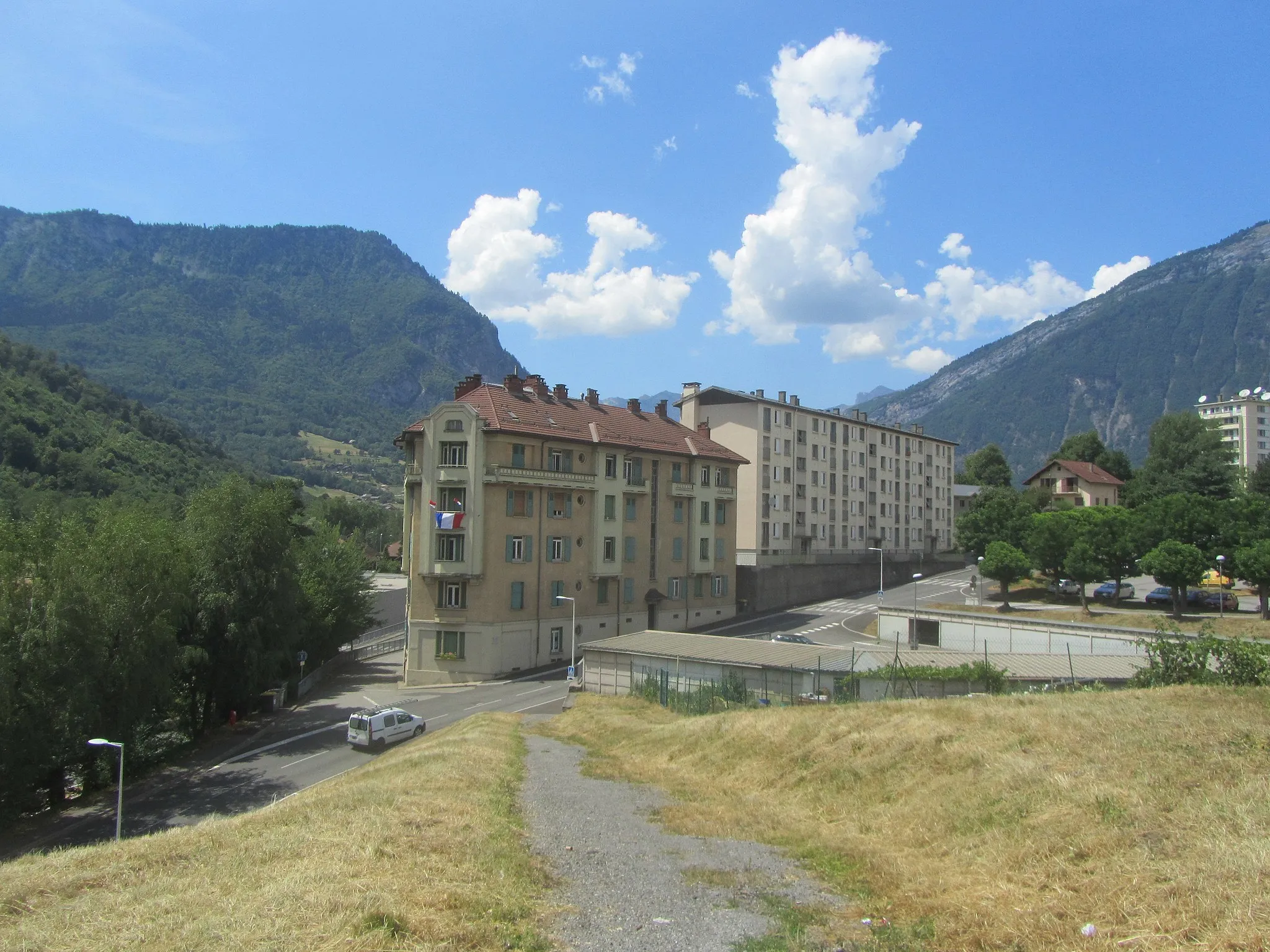 Photo showing: La montée vers le bourg, axe du développement.