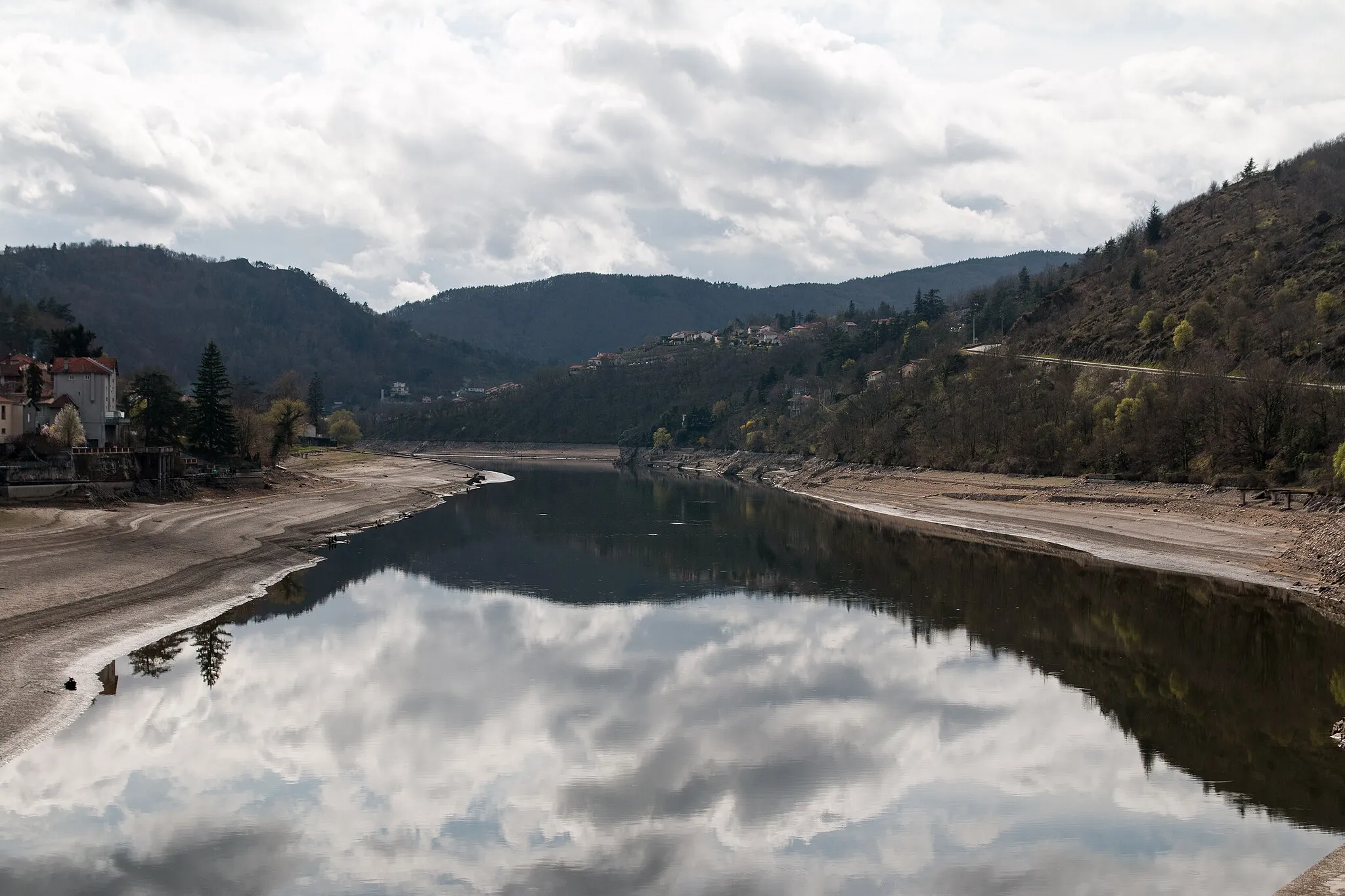 Photo showing: The Loire at low water in her floodplain, because of the decennial revision of the dam Grangent..