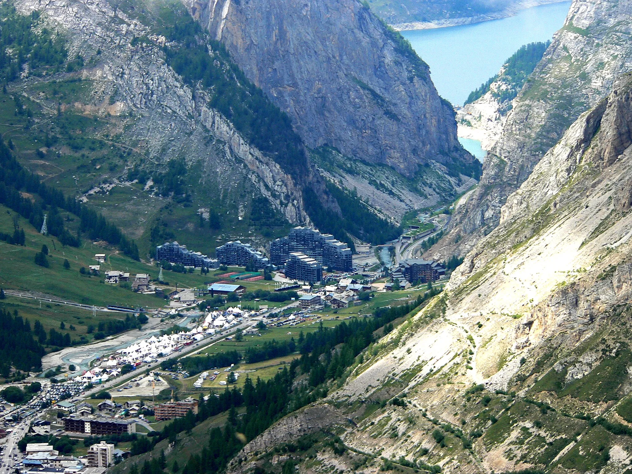 Photo showing: La Daille, Val d'Isère, Savoy, French Alps

Au fond de la vallée le lac du Chevril