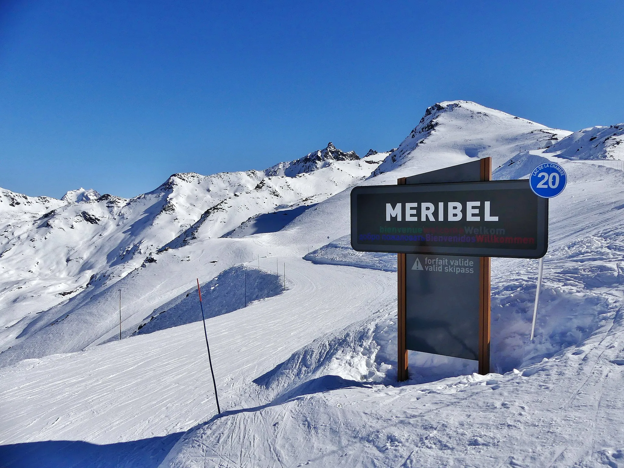 Photo showing: Welcoming sign to Méribel ski resort for skiers arriving from Val Thorens ski resort, both part of Les 3 Vallées, in Savoie, France.