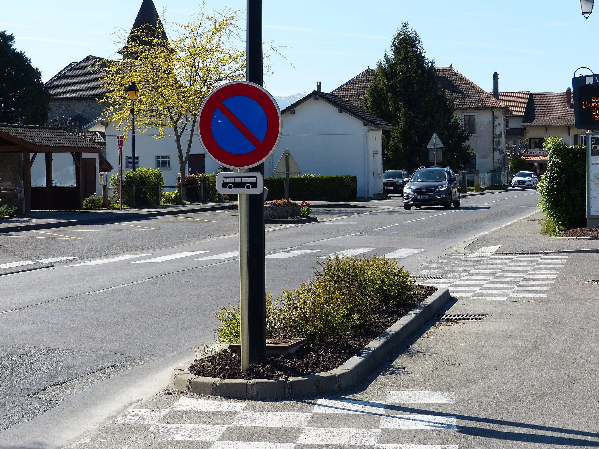 Photo showing: Panneau B6a1 et panonceau M4b, Veigy, Haute-Savoie, France.