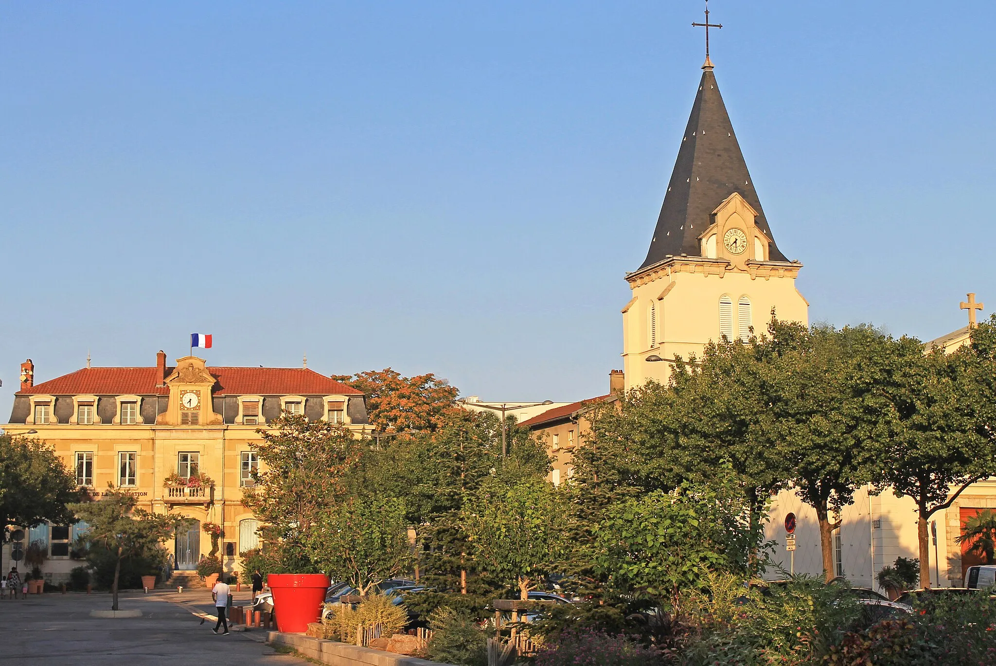 Photo showing: L'église Saint-Germain et l'ancienne mairie sur la place Léon Sublet, au coeur de Vénissieux-village.