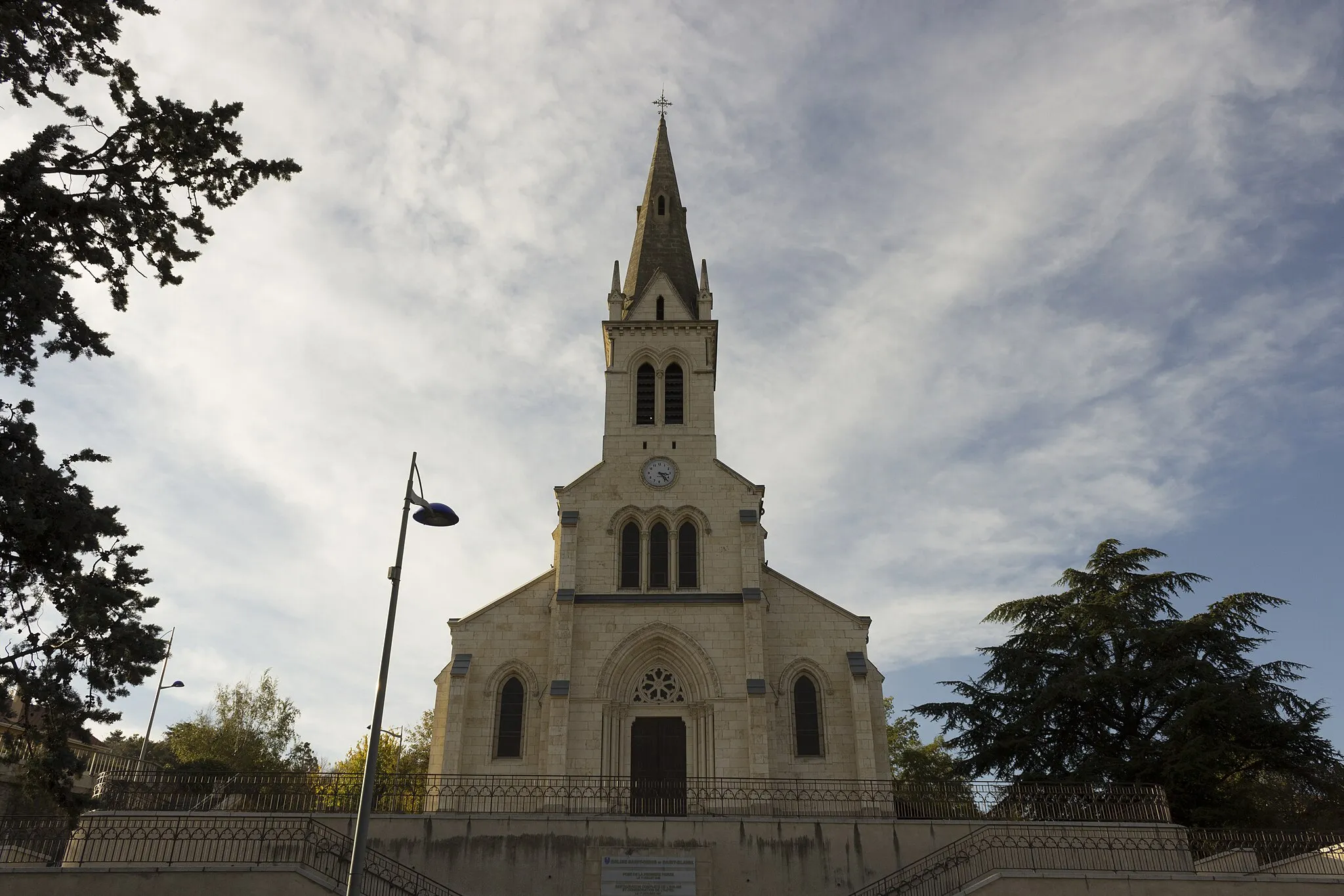 Photo showing: L'église de Vernaison.
