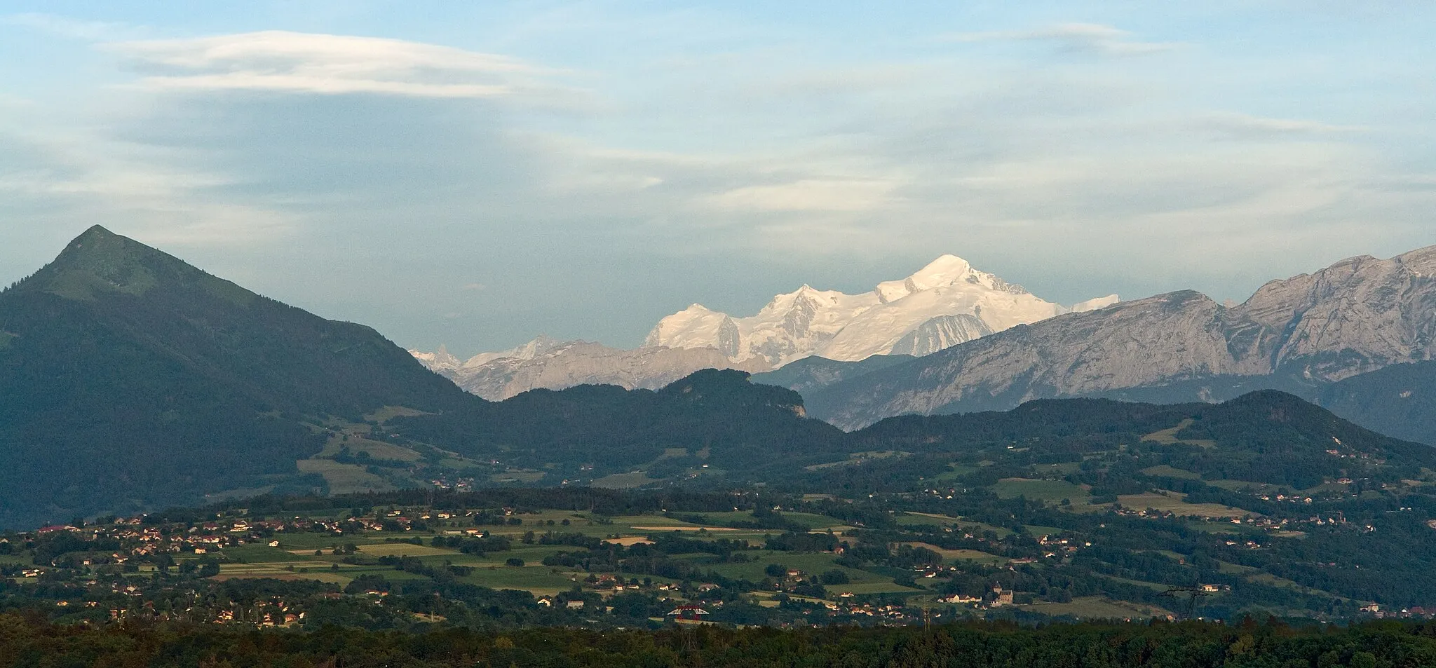 Photo showing: Mont Blanc Massif from Vétraz-Monthoux (60 km), Haute-Savoie. From left to right, Aiguille Verte and Grand Dru, Aiguille du Midi, Mont Blanc du Tacul, Mont Maudit, Mont Blanc, Aiguille de Bionnassay. In front, Dôme and Aiguille du Goûter.