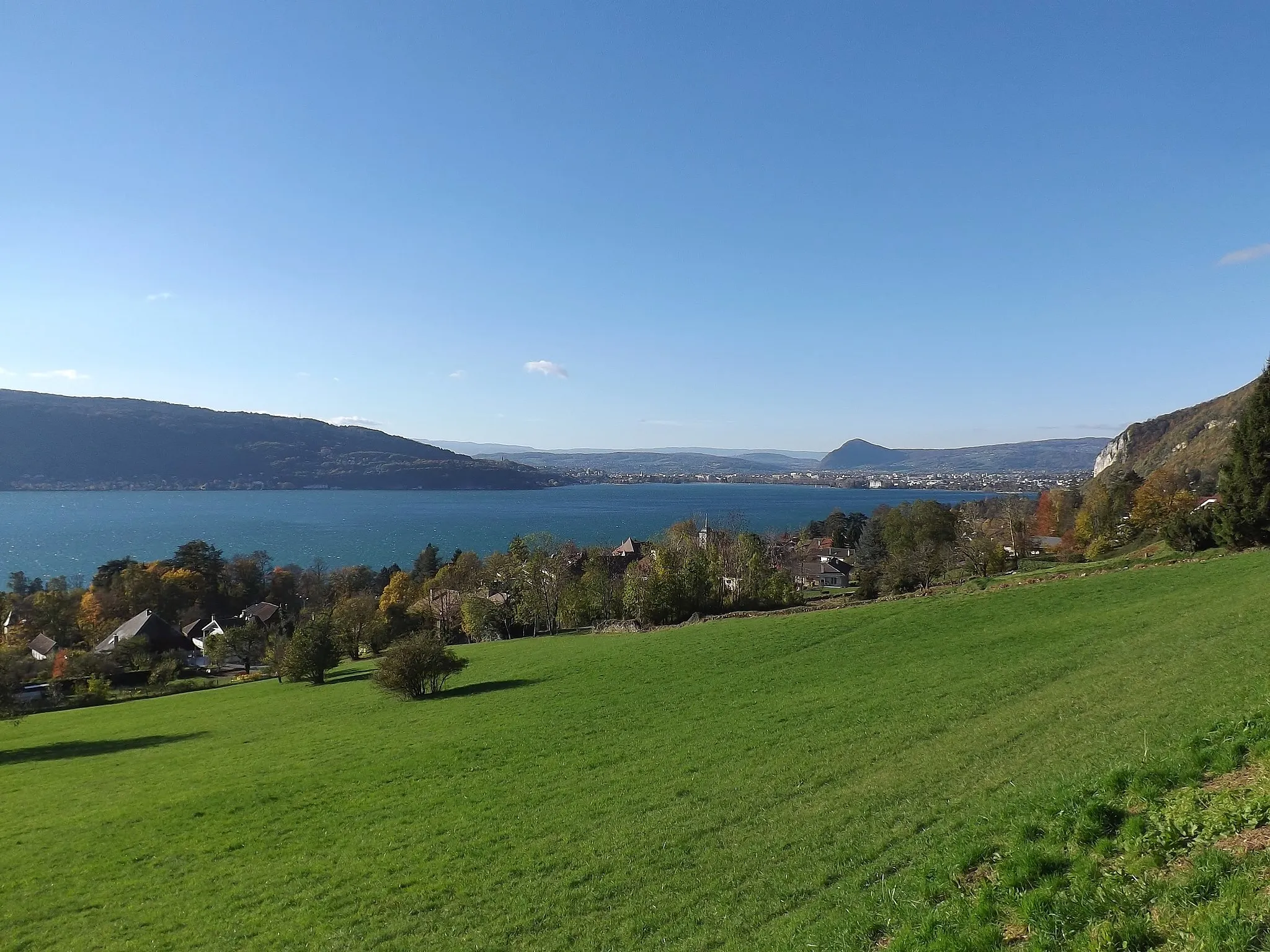 Photo showing: Panoramic sight of the French commune of Veyrier-du-Lac and the northern part of the lac d'Annecy lake, with Annecy at the background, in Haute-Savoie.