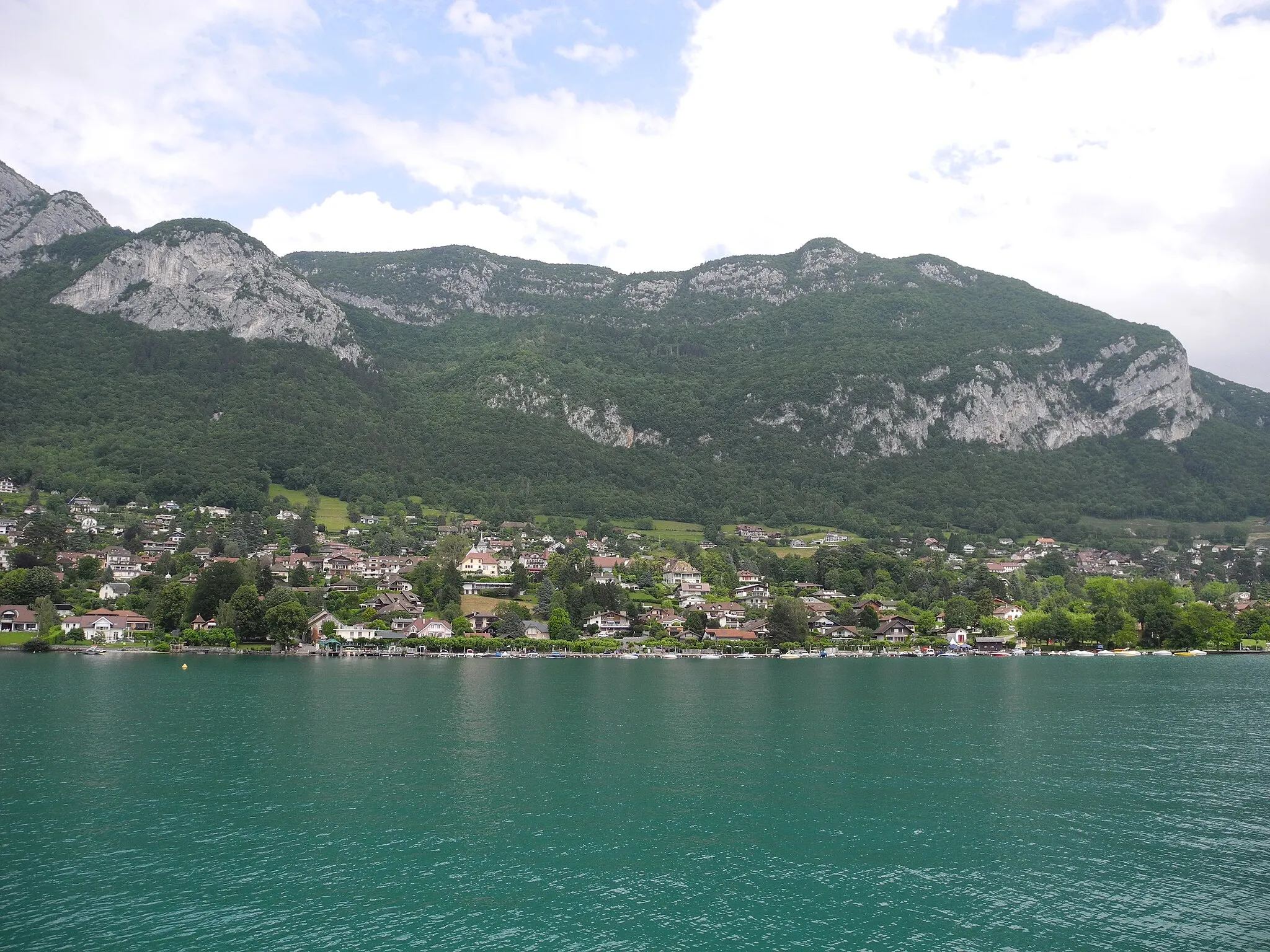 Photo showing: Veyrier-du-Lac vu depuis le lac d'Annecy