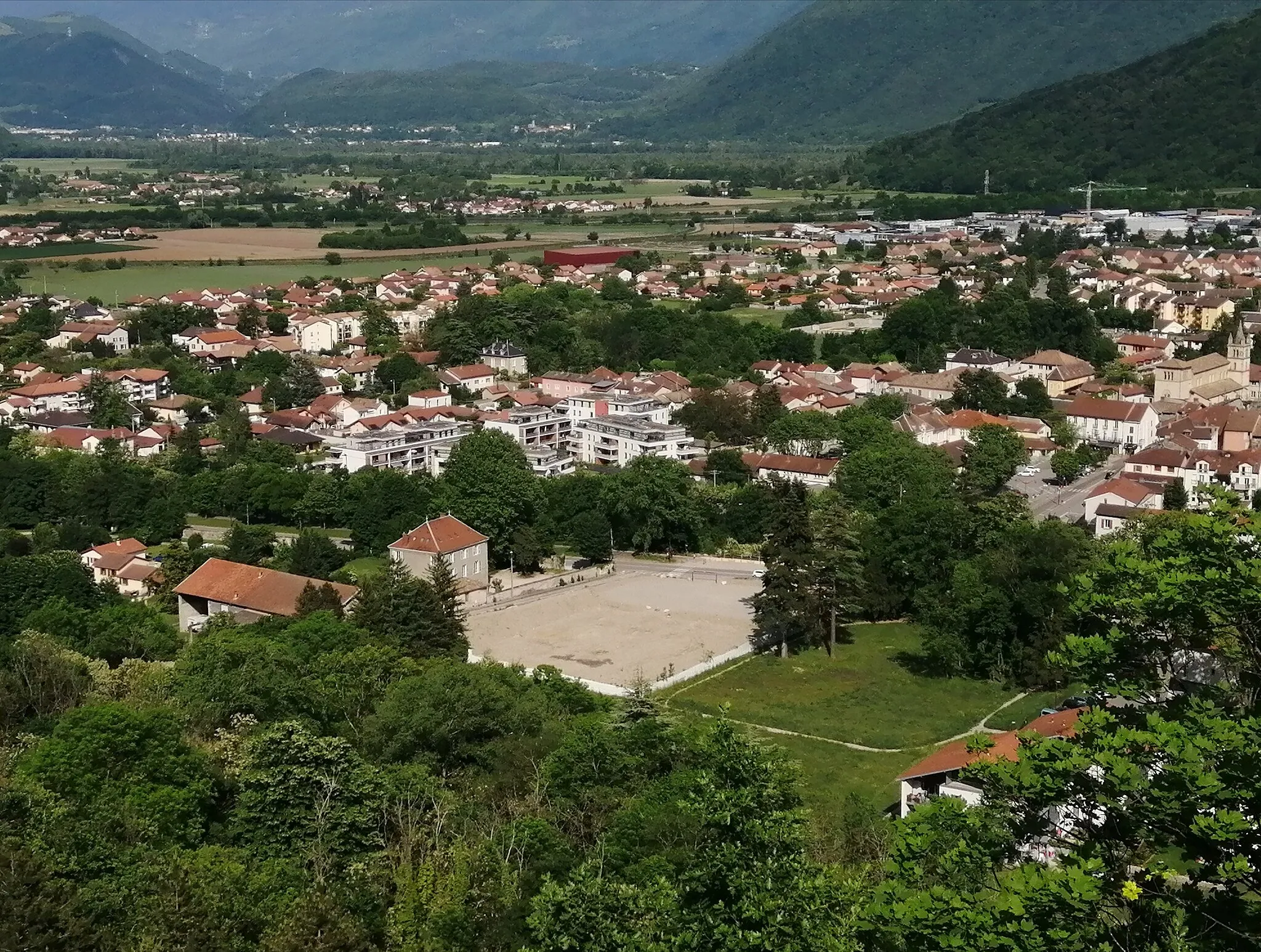 Photo showing: Vue générale du domaine du Breuil, du parc de la Visitation et de l'ancien site du couvent de la Visitation Saint-Marie de Vif (en Isère), le long des rives ouest de la Gresse, depuis les coteaux de la montagne d'Uriol.