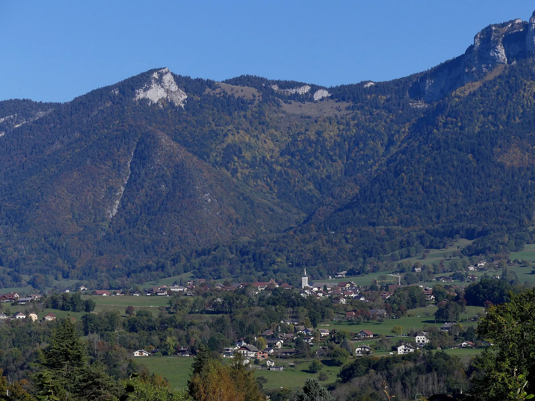 Photo showing: Sight, from Argonay, of Villaz village and territory at the western side of Bornes mountain range, in Haute-Savoie, France.