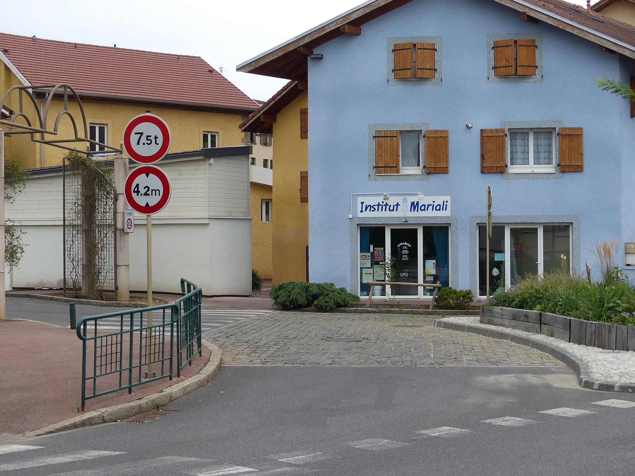 Photo showing: Panneaux B12 et B13, à Ville-la-Grand, Haute-Savoie, France.