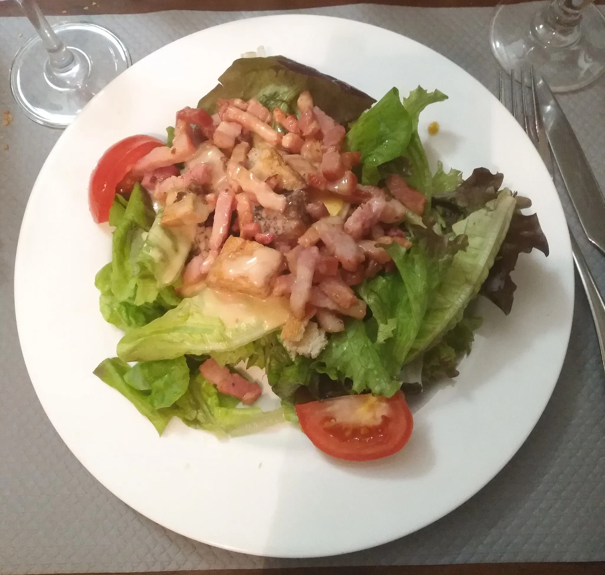 Photo showing: Salade beaujolaise dégustée en entrée au restaurant Le Saladier à Villefranche-sur-Saône (Rhône, France).