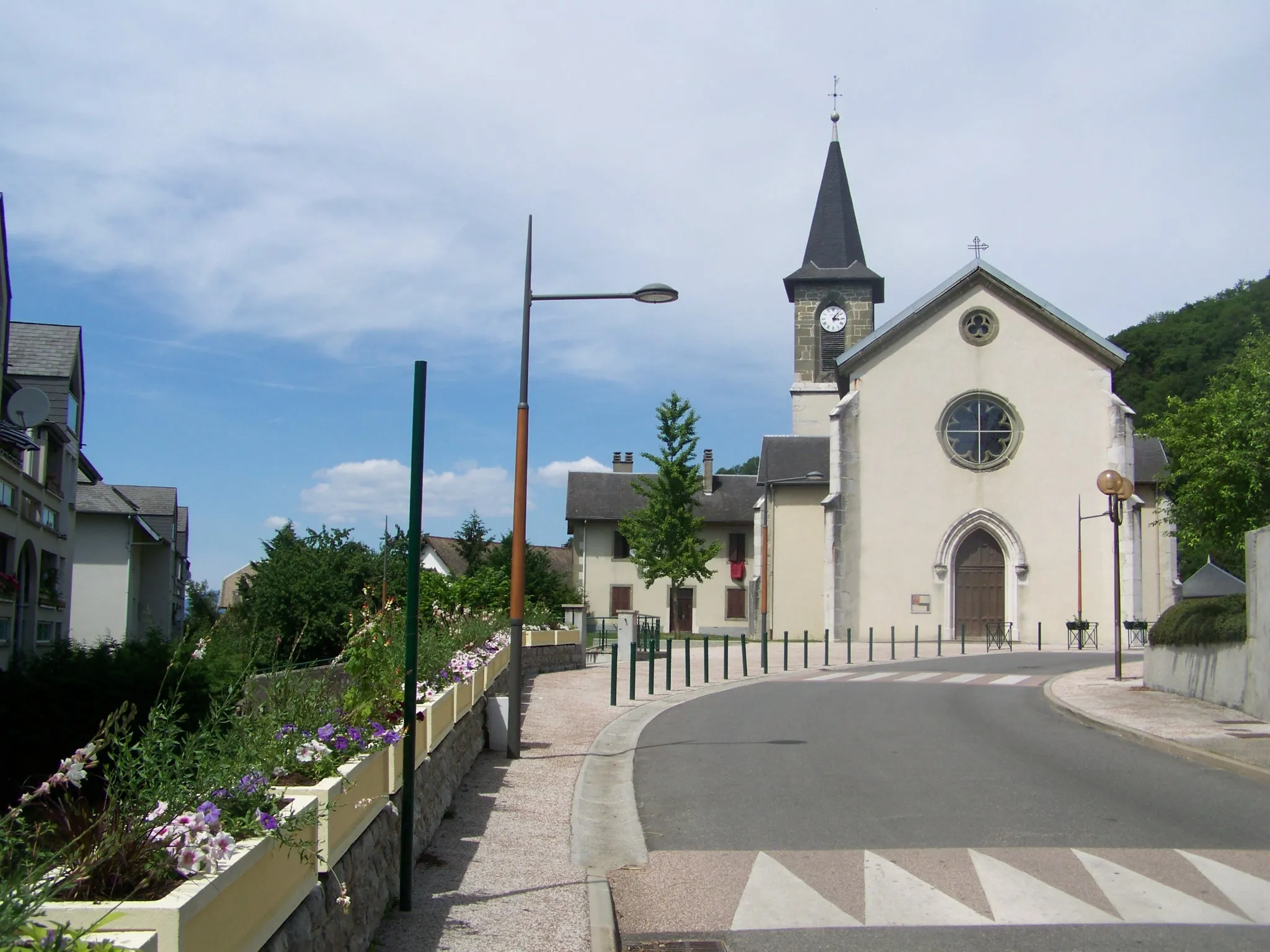 Photo showing: Main road and Saint-Martin church of French commune of Voglans near Chambéry in Savoie.