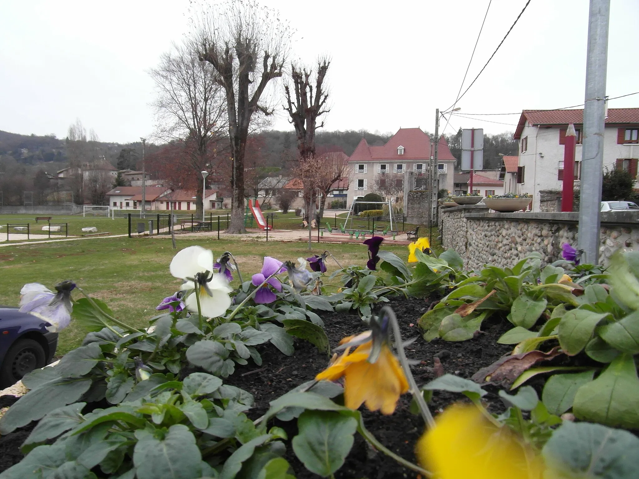 Photo showing: Parc, mairie et stade de Vourey