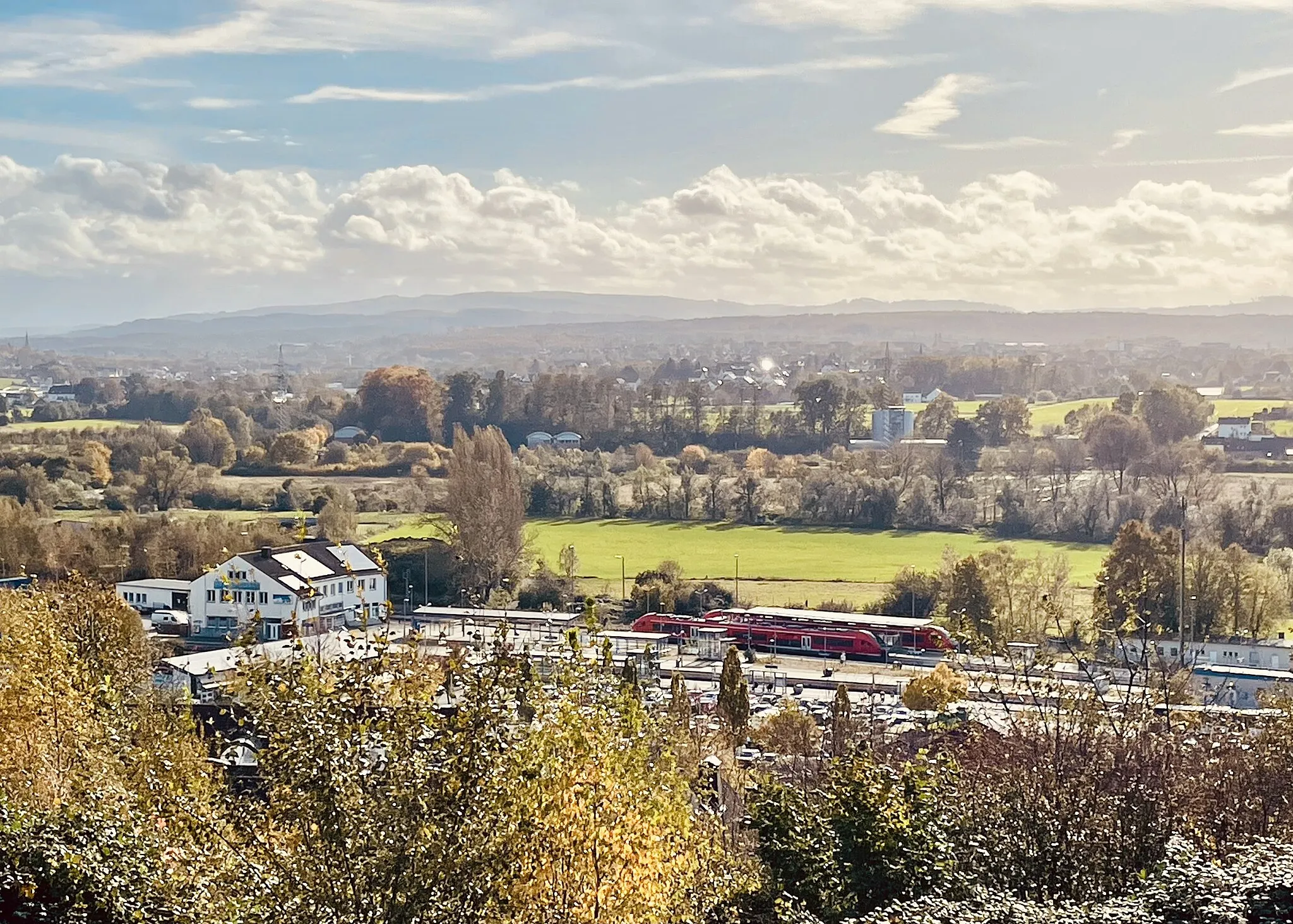 Photo showing: Der Bahnhof von Fröndenberg mit Ausblick zur Nachbarstadt Menden