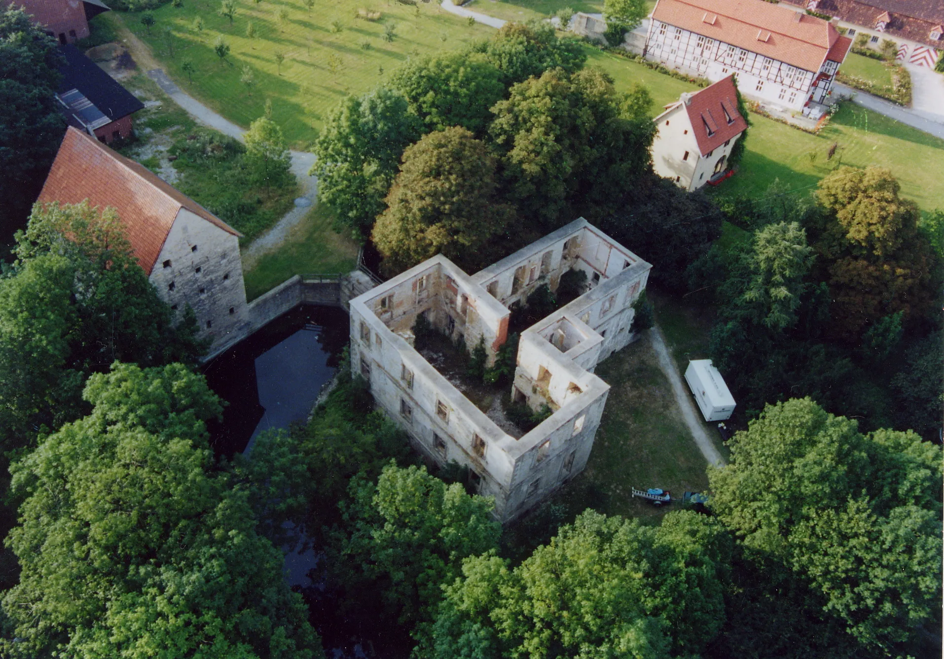 Photo showing: Luftaufnahme der Schlossruine in Störmede