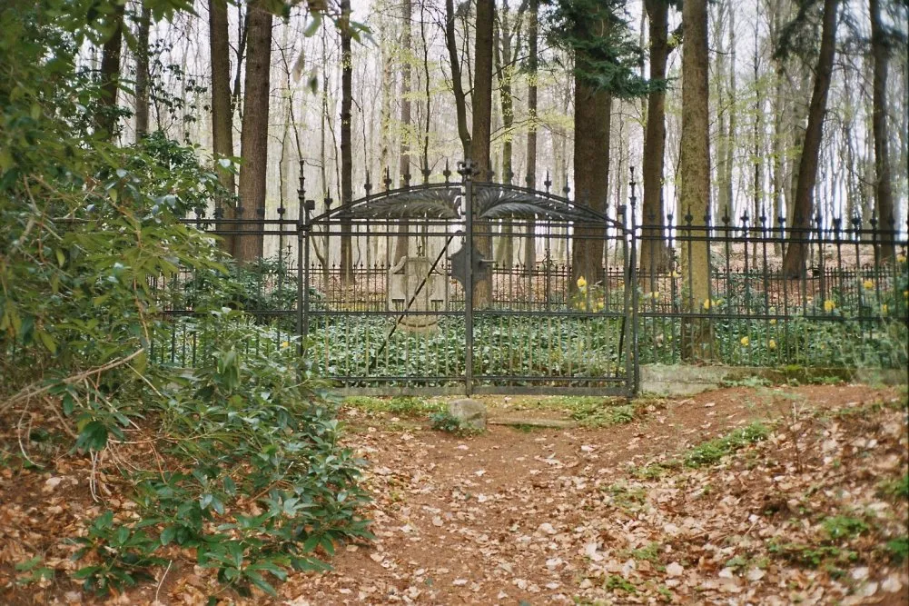 Photo showing: Der Privatfriedhof von Haus Mallinckrodt in Herdecke vom Ruhrhöhenweg aus gesehen
