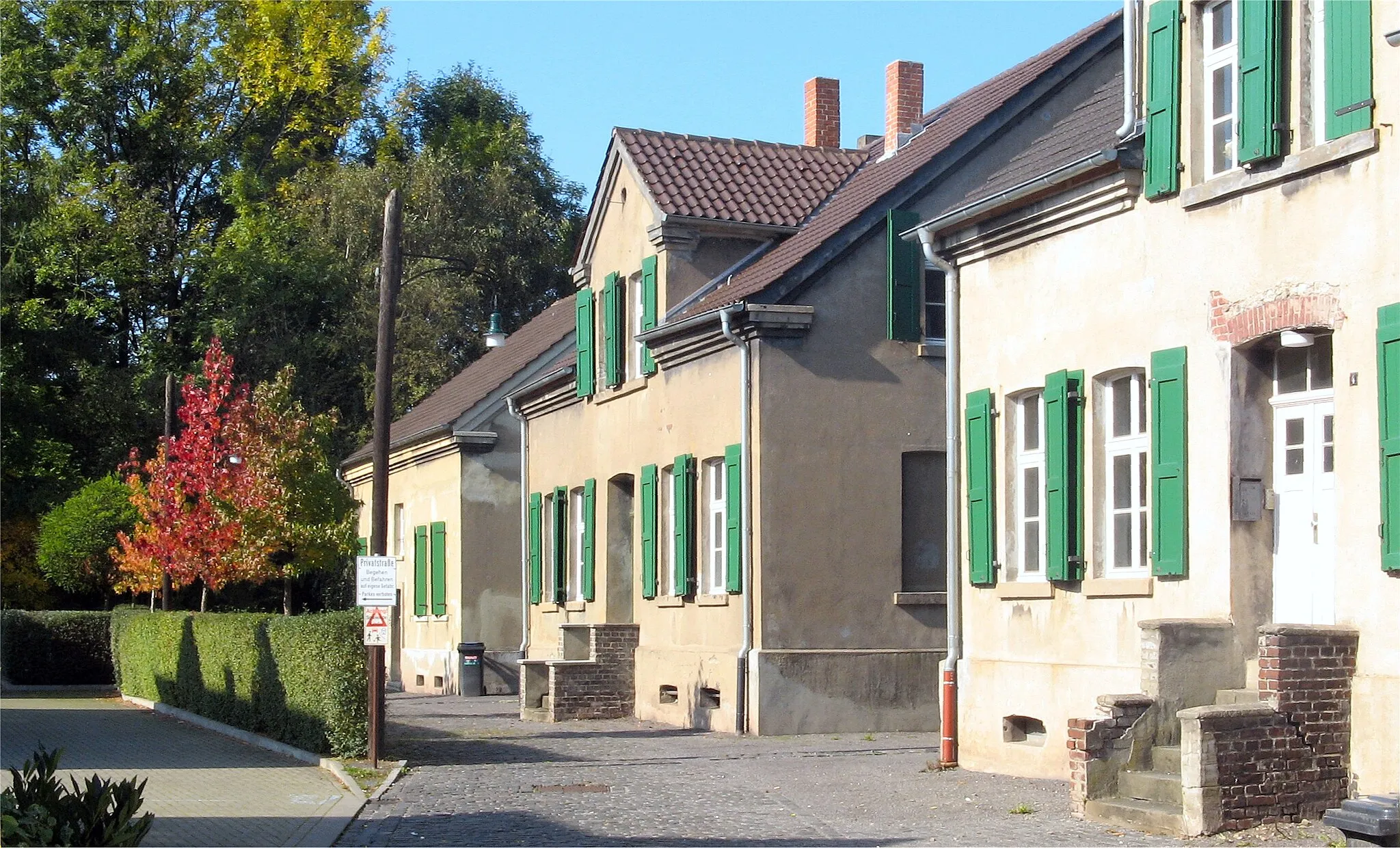 Photo showing: Bochum-Hordel

Die drei Zechenhäuser Am Rübenkamp sind noch im Originalzustand
The tree houses of a miners settlement are still in a origin state