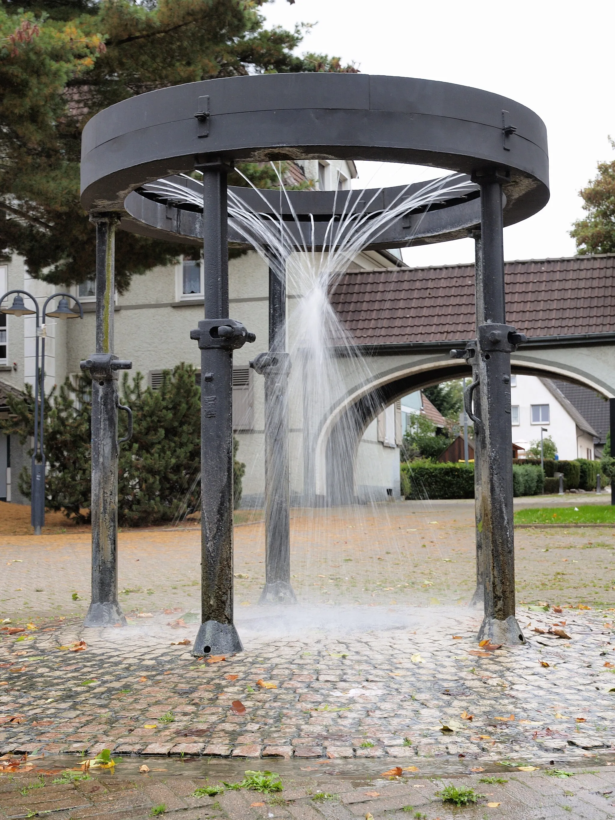 Photo showing: Brunnen in der Zechensiedlung Dahlhauser Heide in Bochum mit Reibungsstempeln aus dem Bergbau