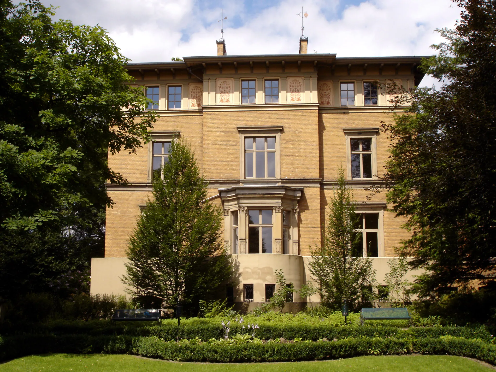 Photo showing: Gelbe Villa ("yellow villa") located in Dreslers Park, Kreuztal, Germany.