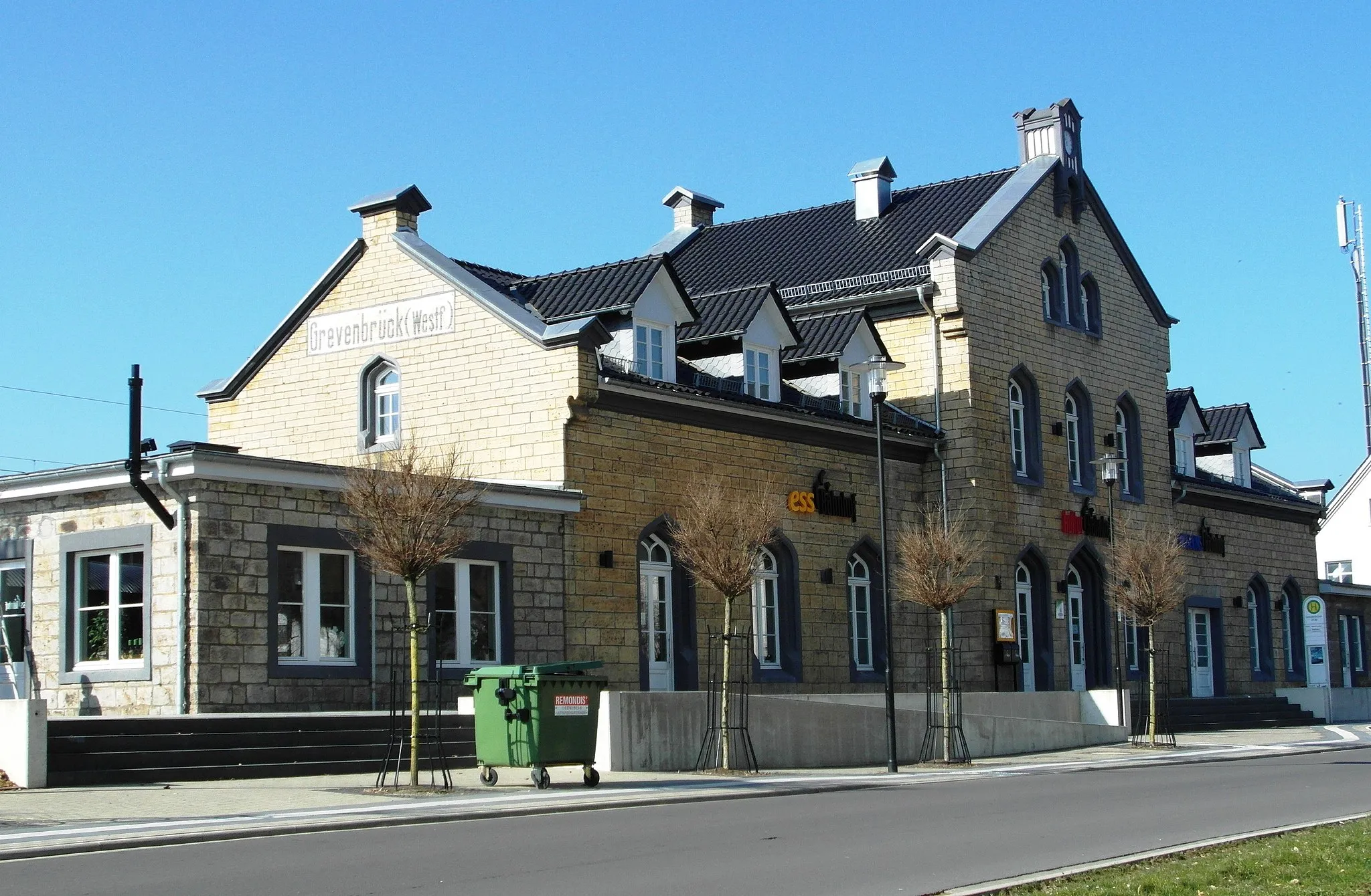 Photo showing: renoviertes Bahnhofsgebäude, Nutzung als Essbahnhof (Gastronomie), Kulturbahnhof (Veranstaltungen) und Museumsbahnhof. Das Gebäude ist denkmalgeschützt (Tudorgotik)