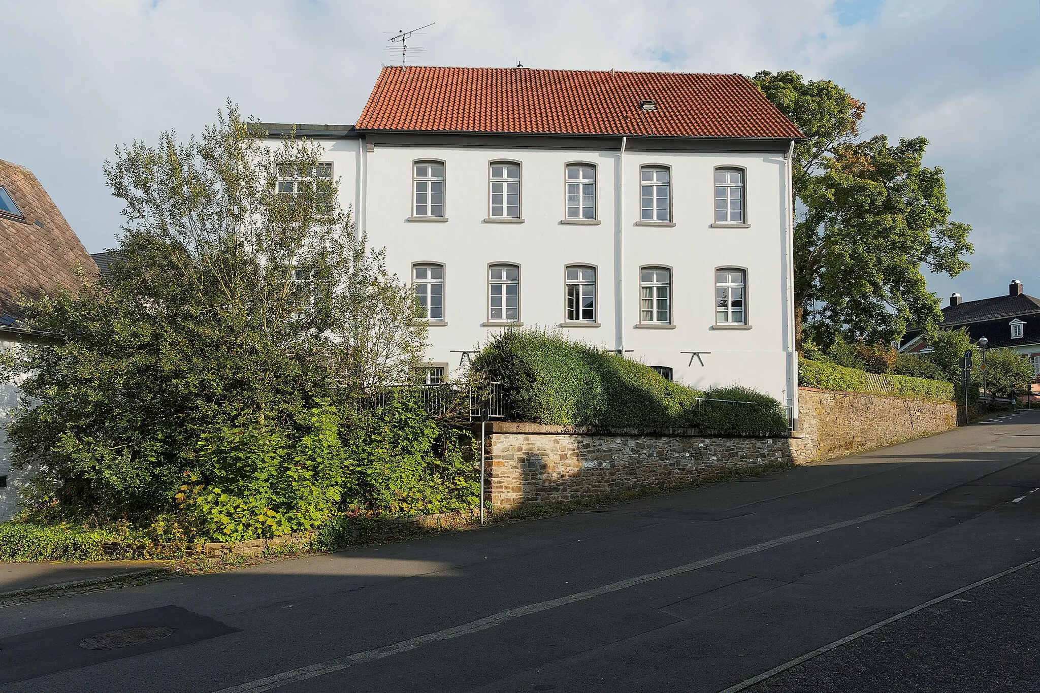 Photo showing: Meinerzhagen, Oststraße, Altes Rathaus von 1857. Foto anlässlich des 42. Wiki Sauerlandstammtisches.

This  image shows a heritage building in Germany, located in the North Rhine-Westphalian city Meinerzhagen (no. 3).