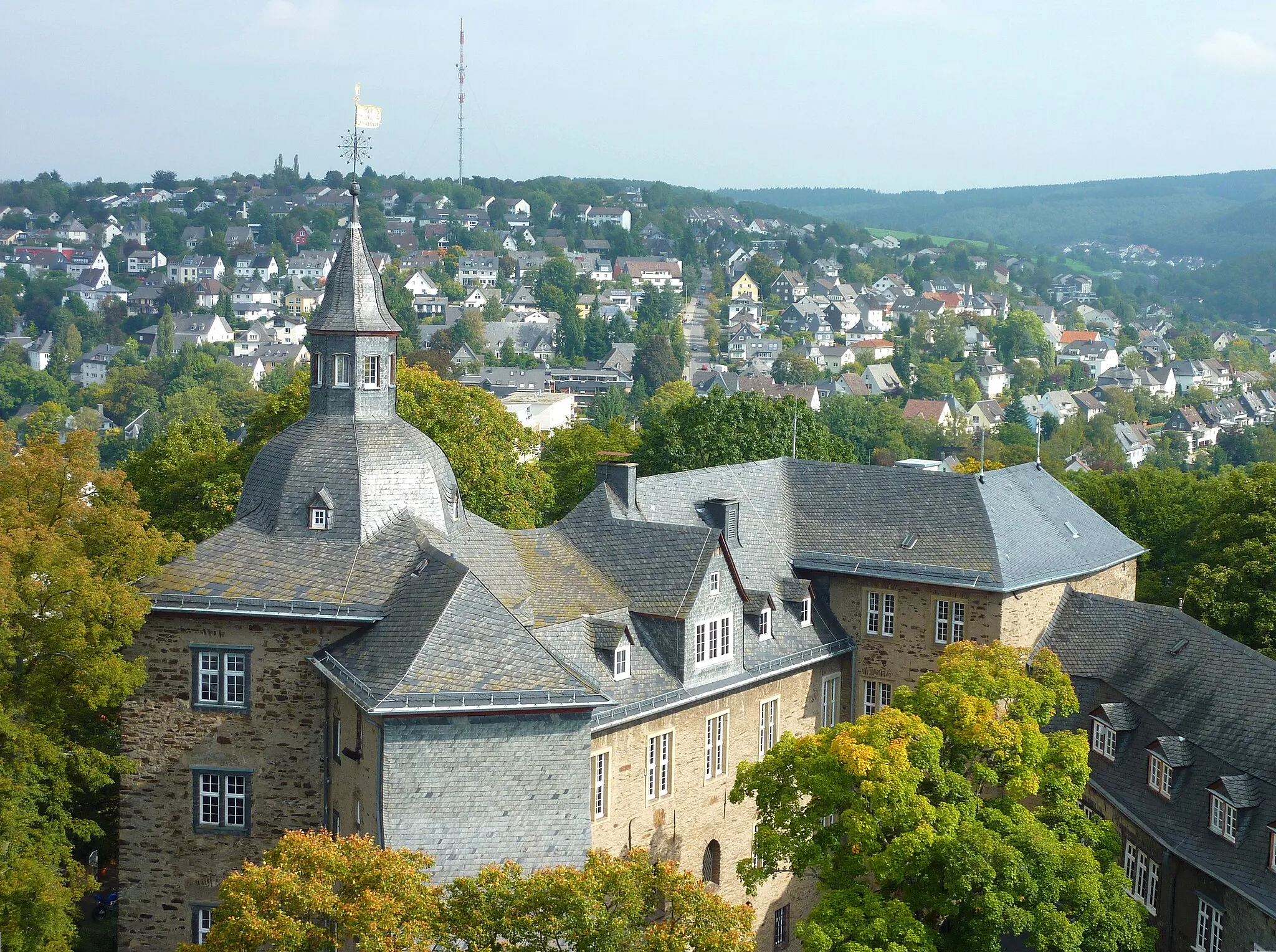 Photo showing: Oberes Schloss in Siegen/Westfalen: Ansicht der Gebäude der Kernburg von Südwesten; im Hintergrund der Giersberg.