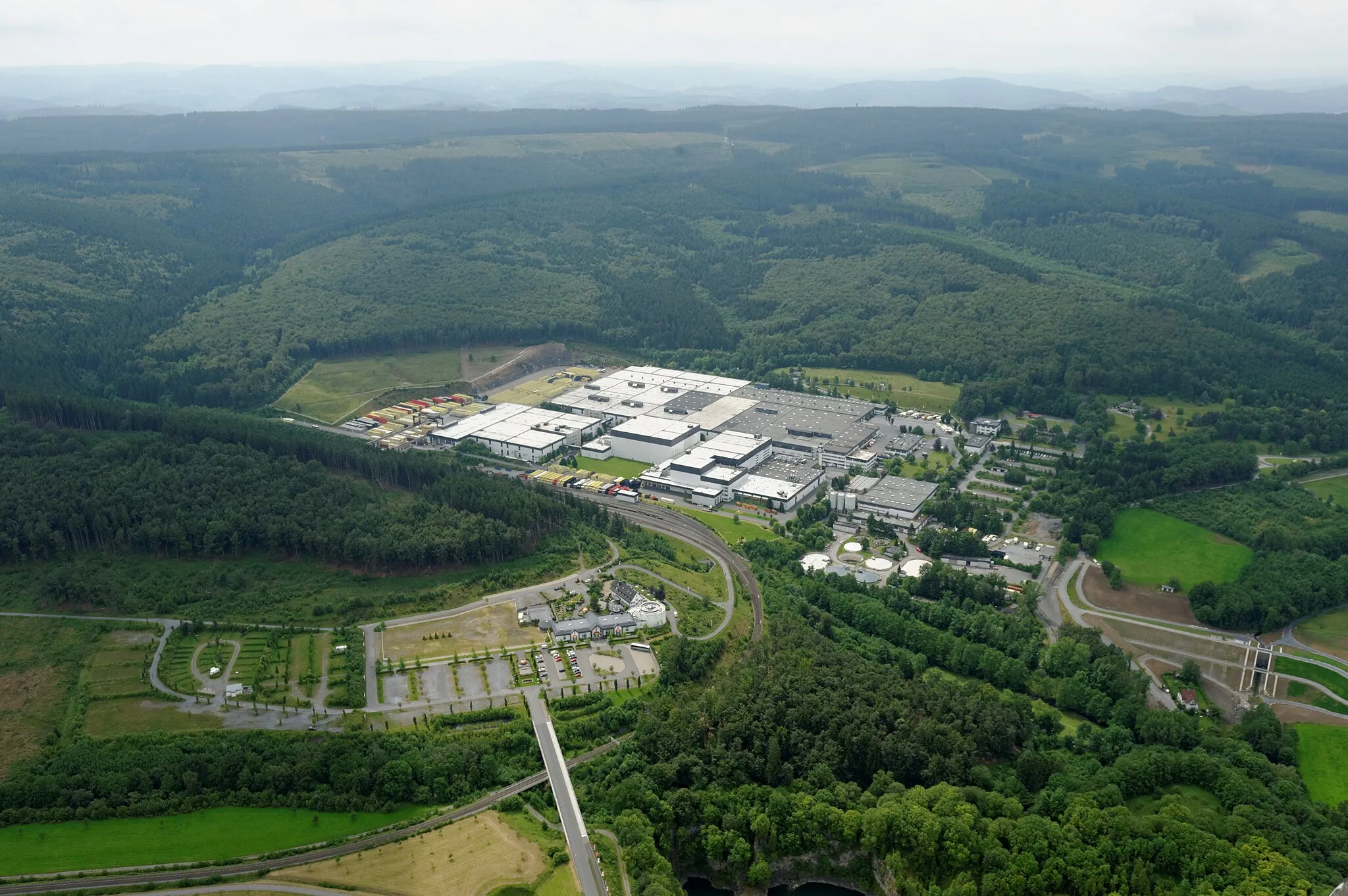 Photo showing: Fotoflug Sauerland Nord, Warsteiner Brauerei mit Besucherzentrum (links) aus Richtung Norden

The production, editing or release of this file was supported by the Community-Budget of Wikimedia Deutschland.
To see other files made with the support of Wikimedia Deutschland, please see the category Supported by Wikimedia Deutschland.
العربية ∙ বাংলা ∙ Deutsch ∙ English ∙ Esperanto ∙ français ∙ magyar ∙ Bahasa Indonesia ∙ italiano ∙ 日本語 ∙ македонски ∙ മലയാളം ∙ Bahasa Melayu ∙ Nederlands ∙ português ∙ русский ∙ svenska ∙ українська ∙ +/−