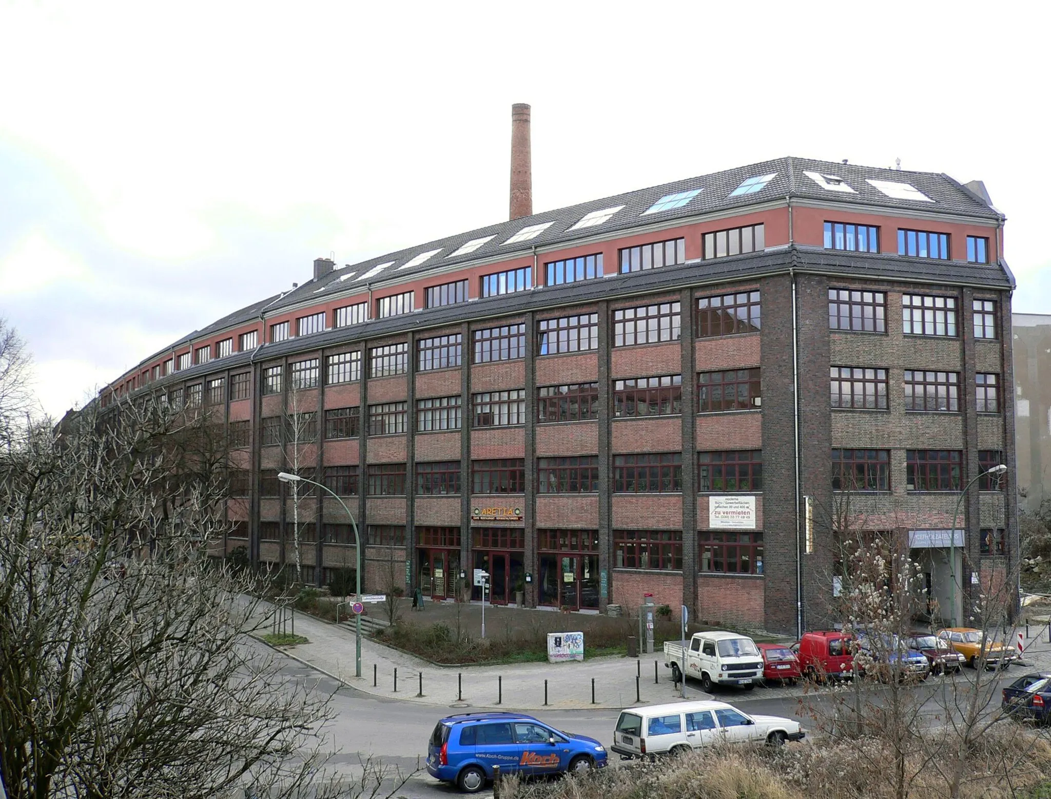 Photo showing: Berlin, Alt-Treptow, Kiefholzstraße 1-4 – Building of former company Fritz Weber und Co. (image edited: corrected blue tint)