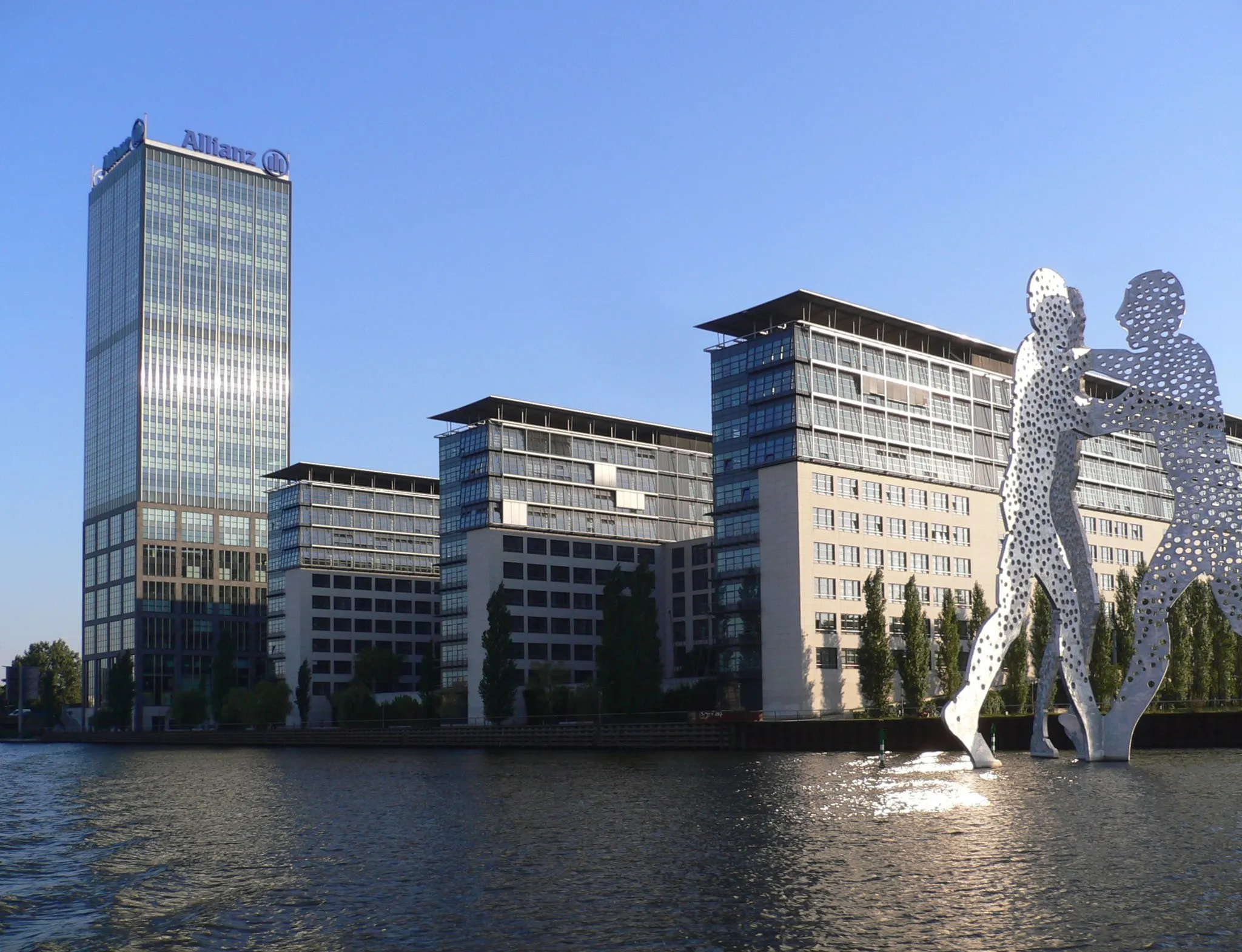 Photo showing: Alt-Treptow, Berlin, Germany – Treptowers and Molecule Man as seen from Spree (image edited: perspective corrected)