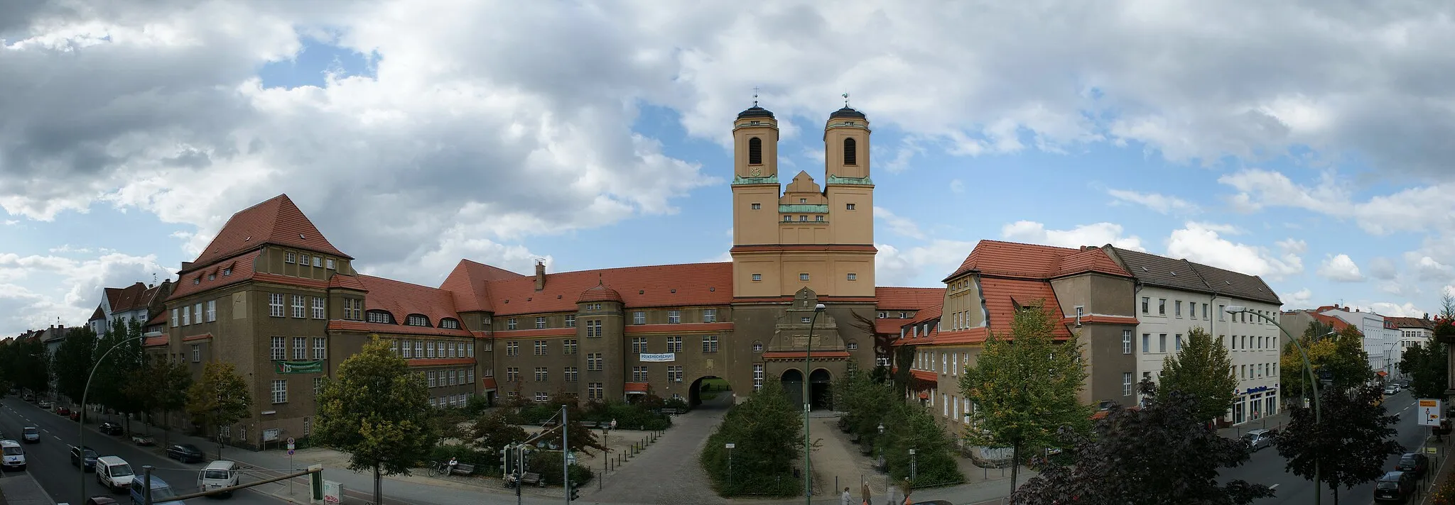 Photo showing: Church "Zum Vaterhaus" and (former) School in Berlin Baumschulenweg