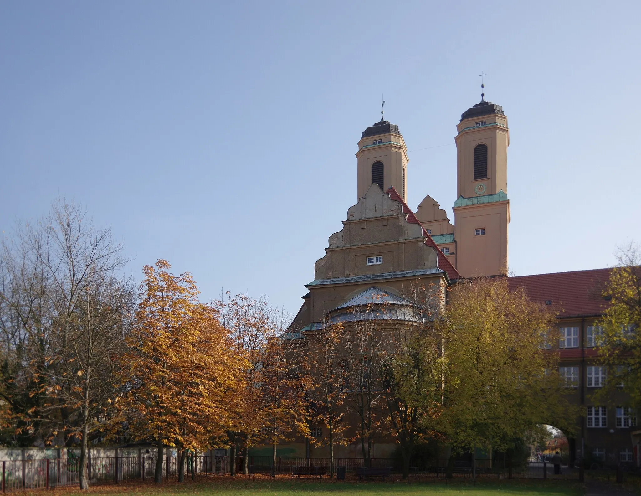 Photo showing: Baumschulstraße in Baumschulweg in Berlin. Die Kirche Zum Vaterhaus ist denkmalgeschützt.