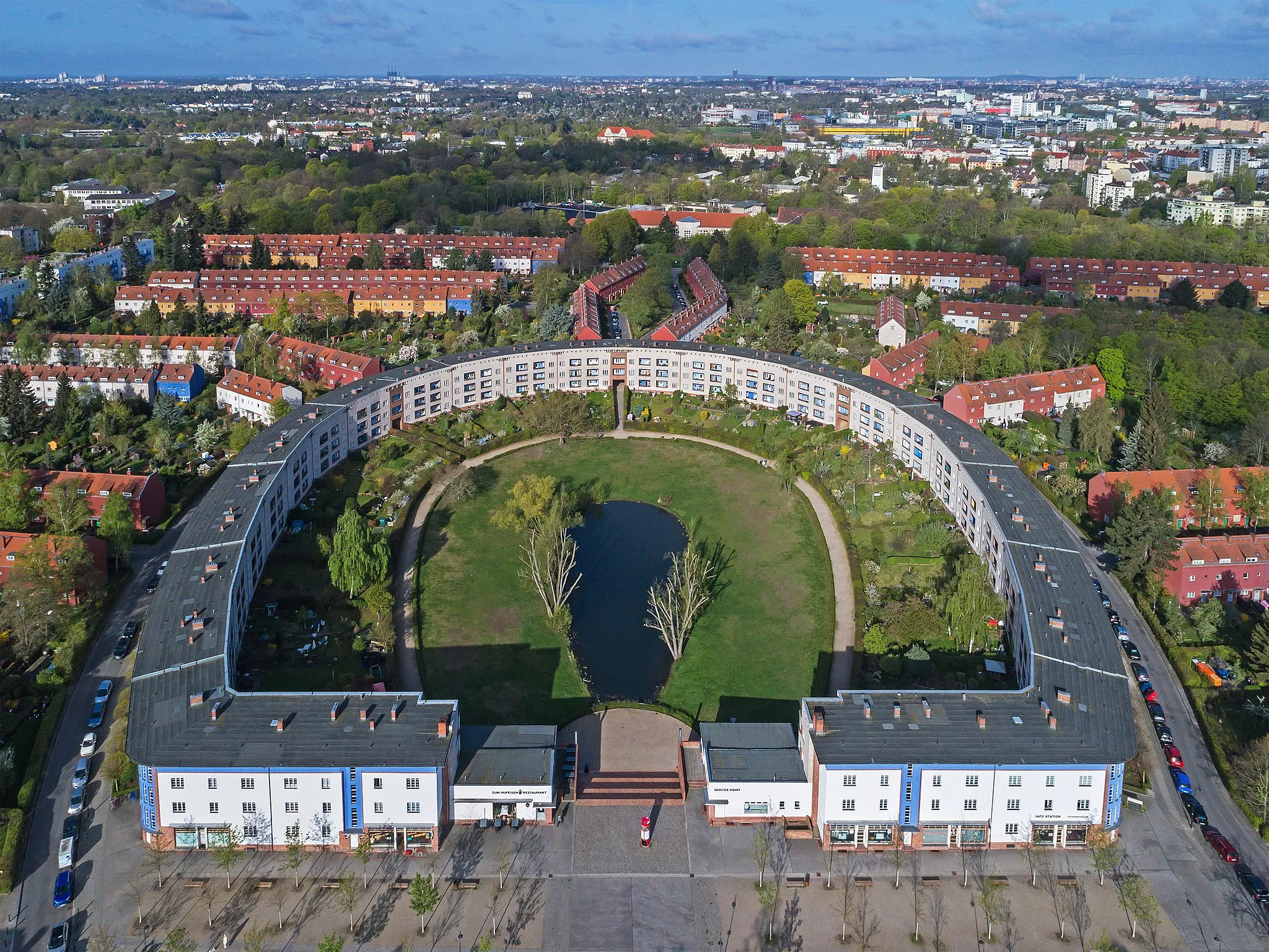 Photo showing: Aerial view of the «Horseshoe Block» in Berlin (Germany), looking west