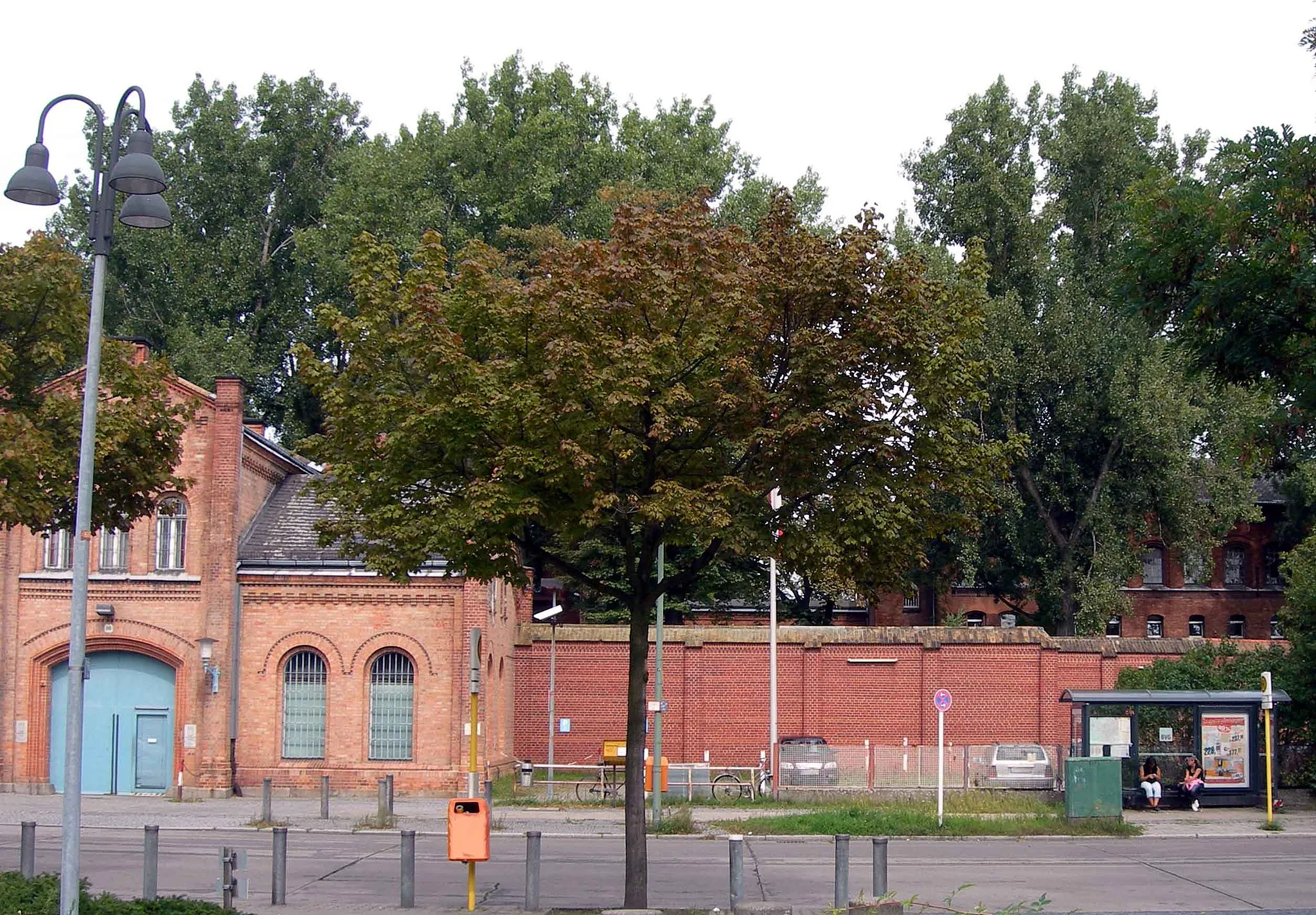 Photo showing: Ploetzensee prison gate lodge