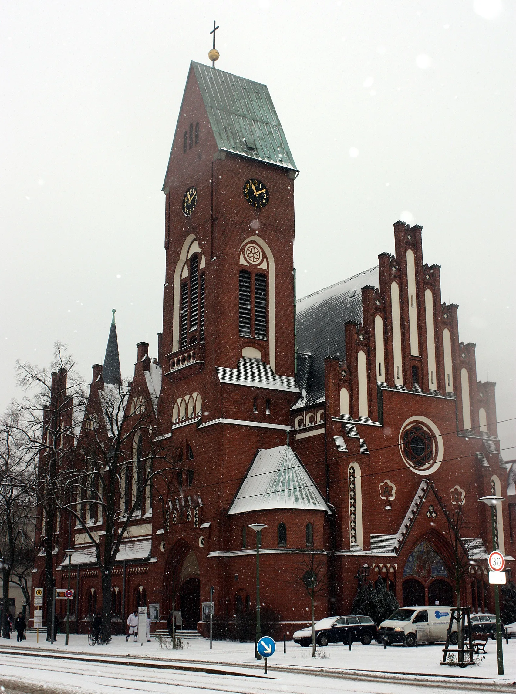 Photo showing: Berlin-Friedrichshagen, the Bölschestraße and the Christophorus Church