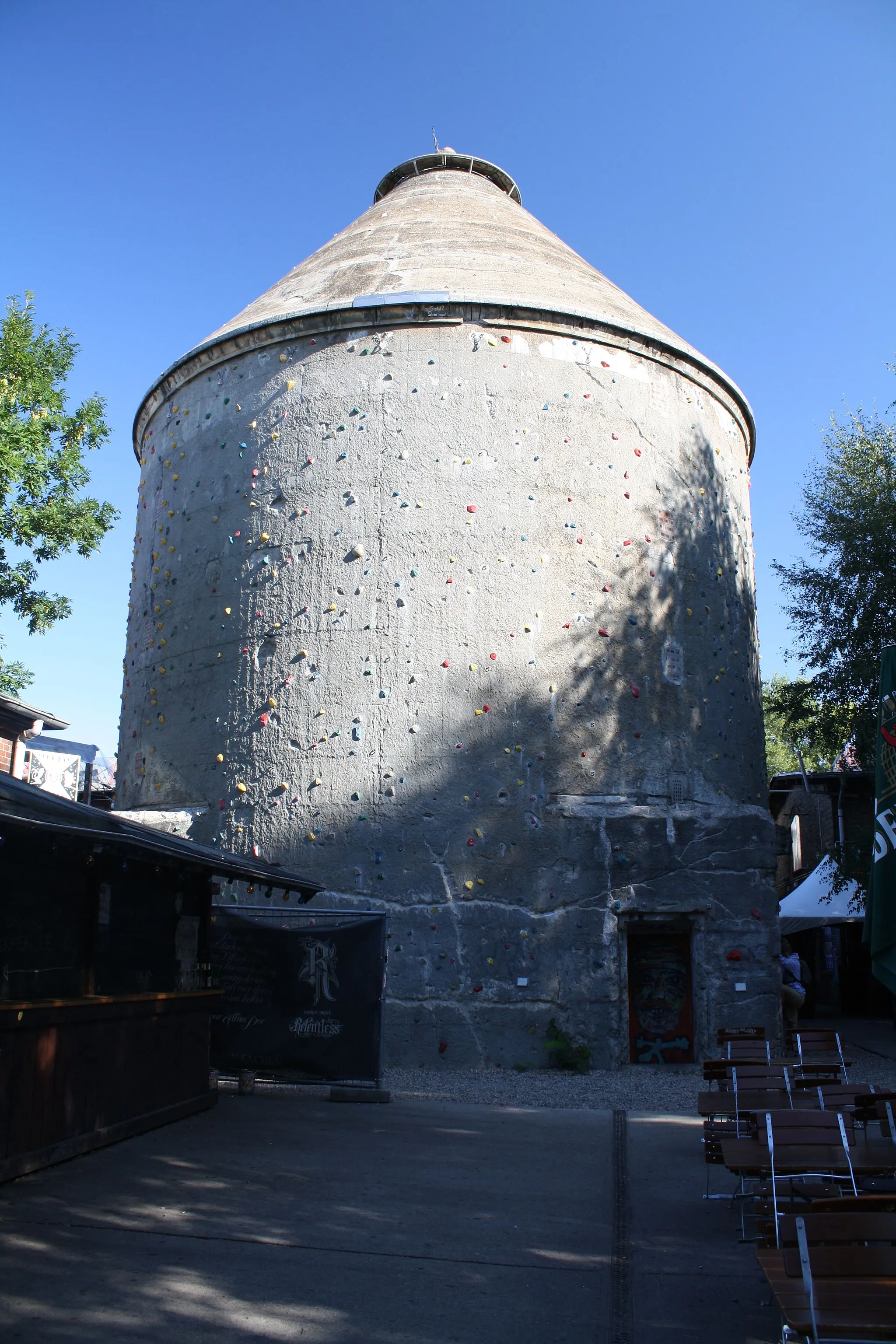 Photo showing: Hochbunker at Revaler Straße, Berlin. Today climbing tower Der Kegel (The Cone).