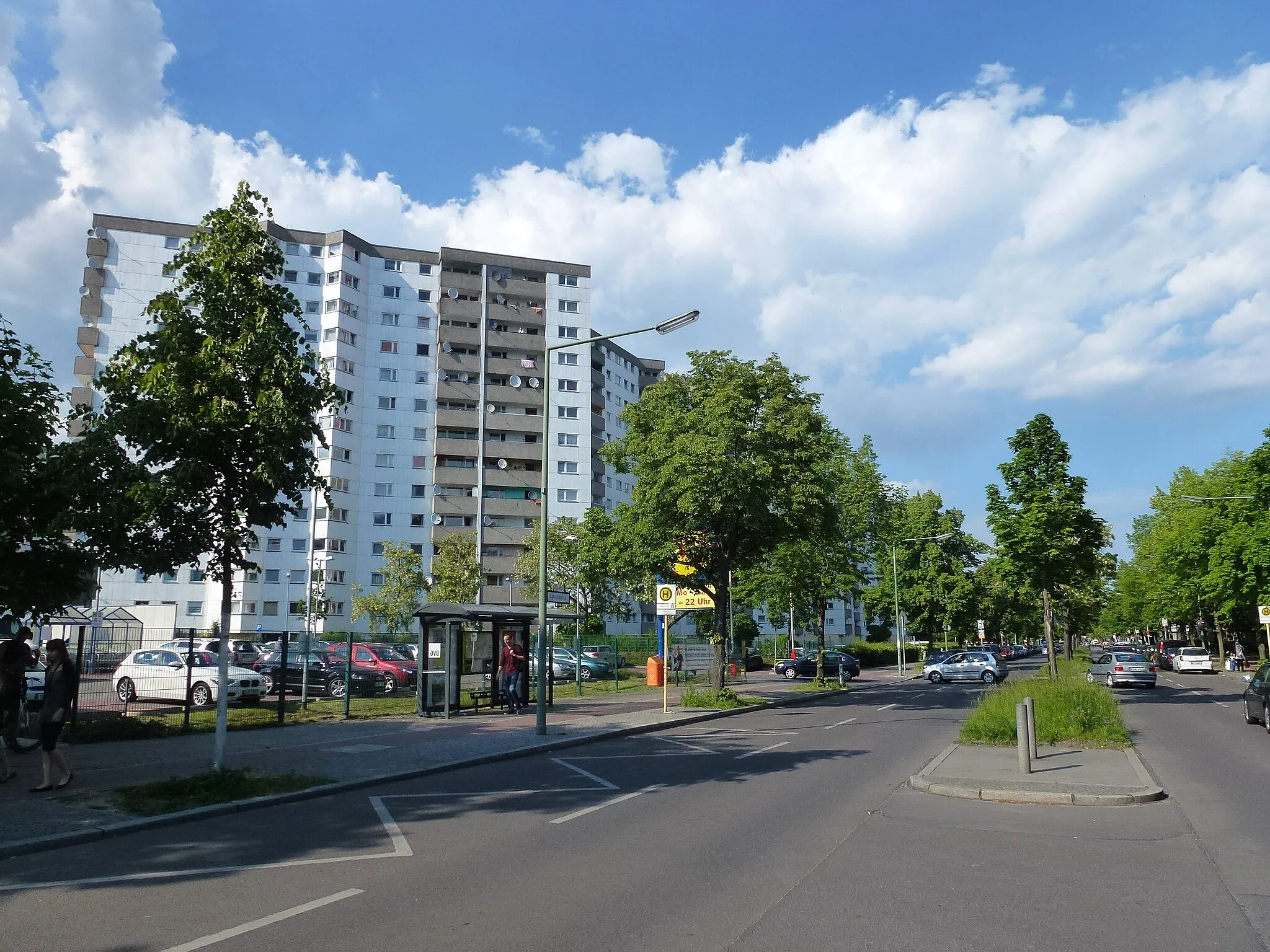 Photo showing: Berlin-Gropiusstadt Lipschitzalle