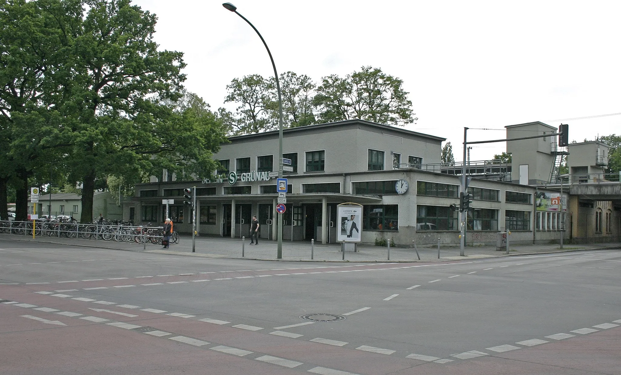 Photo showing: Bf Berlin-Grünau: Empfangsgebäude an der Kreuzung Adlergestell/Richterstraße.