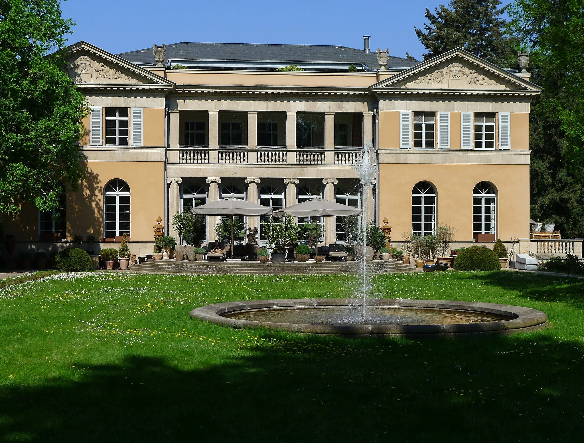 Photo showing: Villa Harteneck