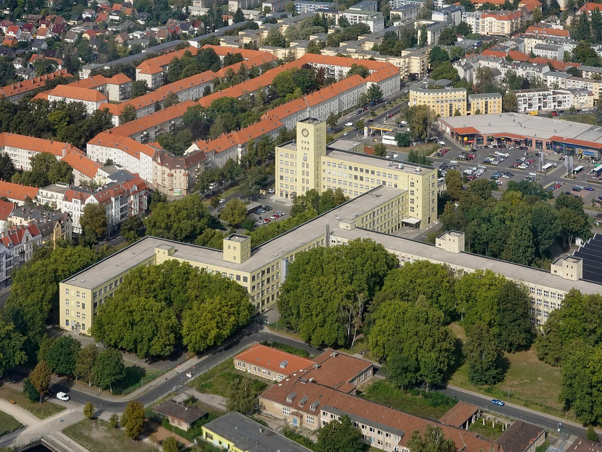 Photo showing: Luftbild des Carossa-Quartiers, des ehemaligen Siemens-Luftfahrtgerätewerks (Entwurf: Hans Hertlein, geplant 1936/1937, erbaut 1939 bis 1941) in Berlin-Hakenfelde, Deutschland