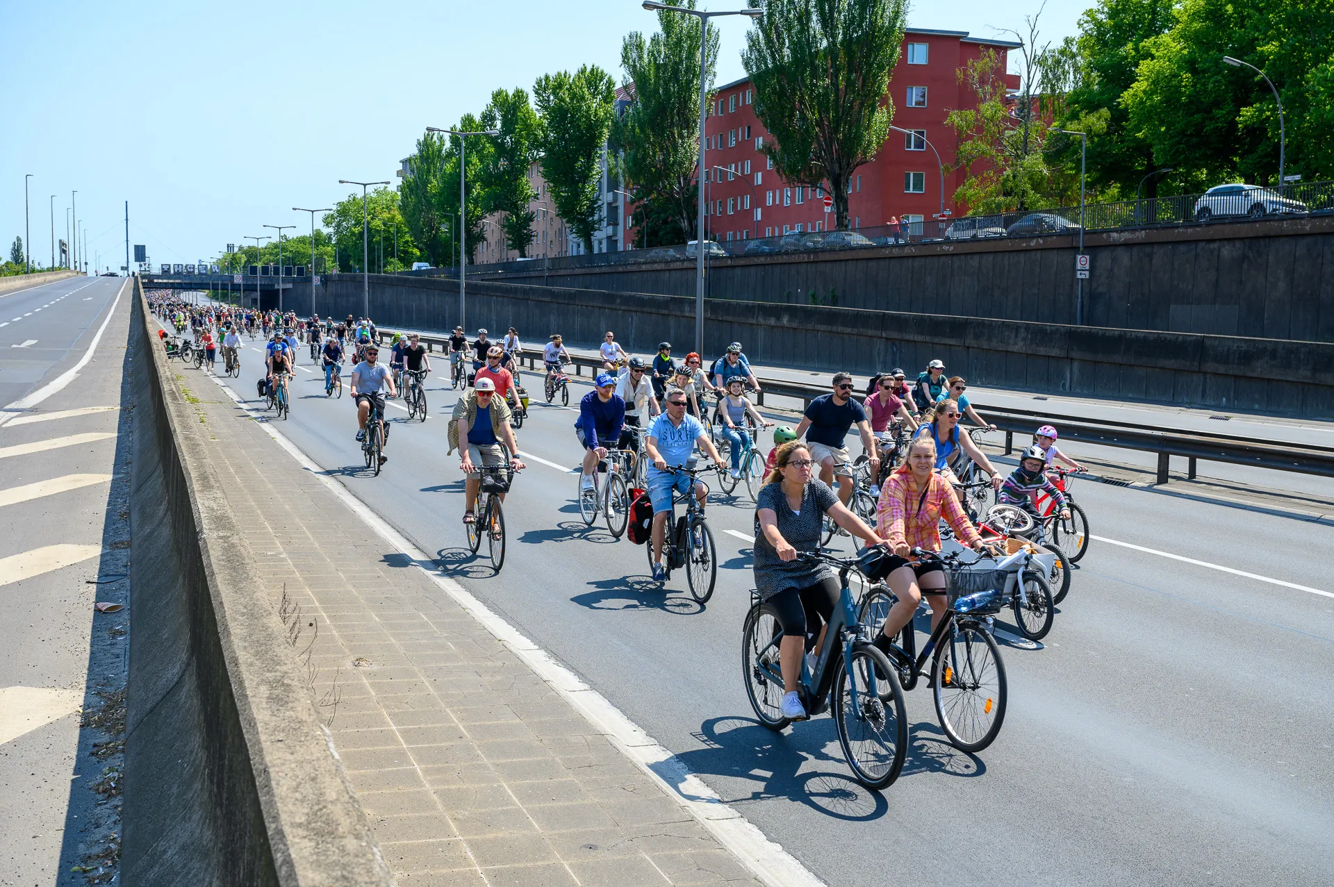 Photo showing: Teilnehmer*innen der Sternfahrt des ADFC auf der A100, Berlin, 04.06.2023