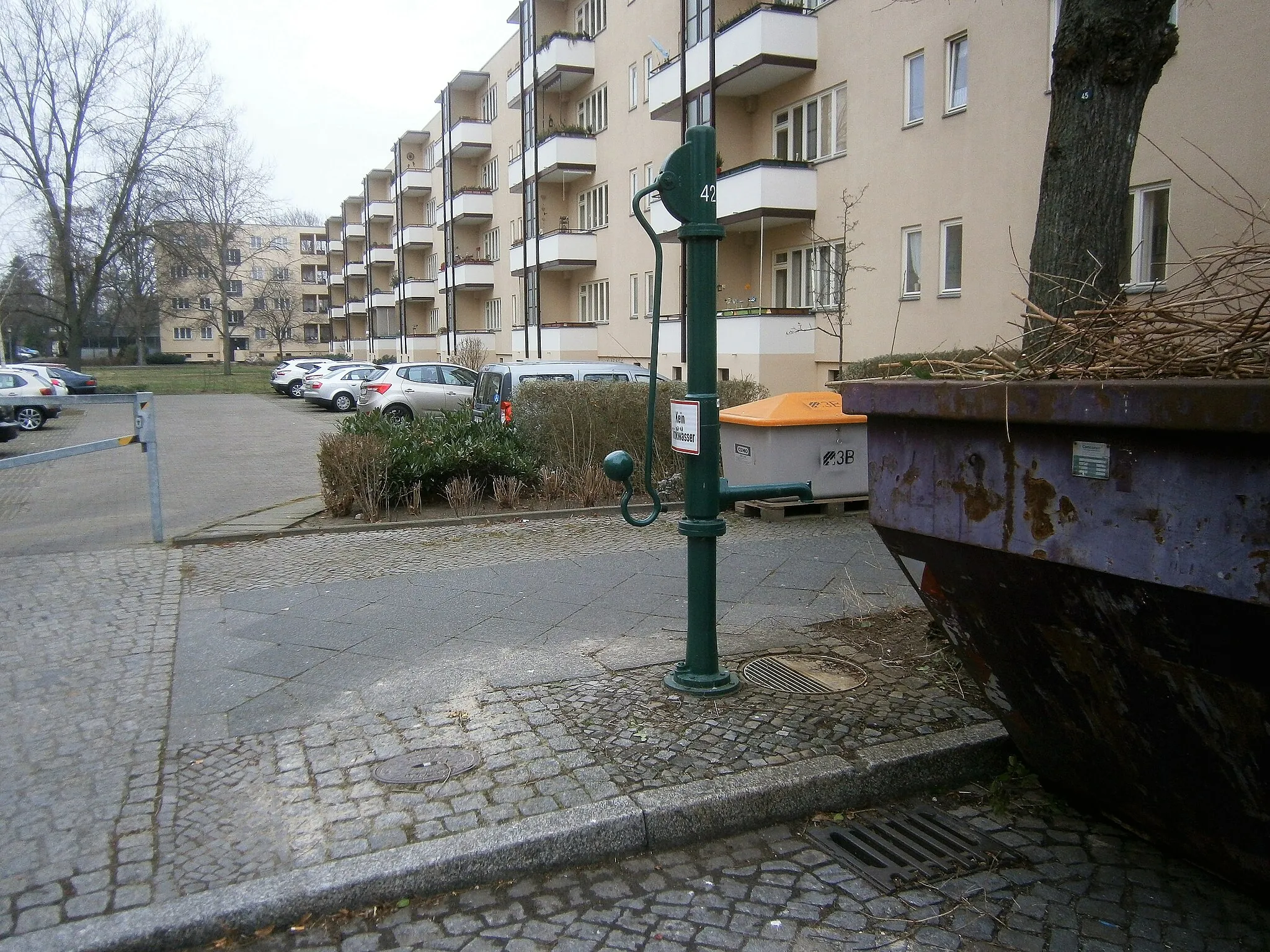 Photo showing: Der Burscheider Weg ist eine Straße im Ortsteil Haselhorst des Berlner Bezirks Spandau.  50 Meter von dessen Nordostecke mit dem Haselhorster Damm steht der Spandauer Trinkwasser-Notbrunnen Nummer 42.